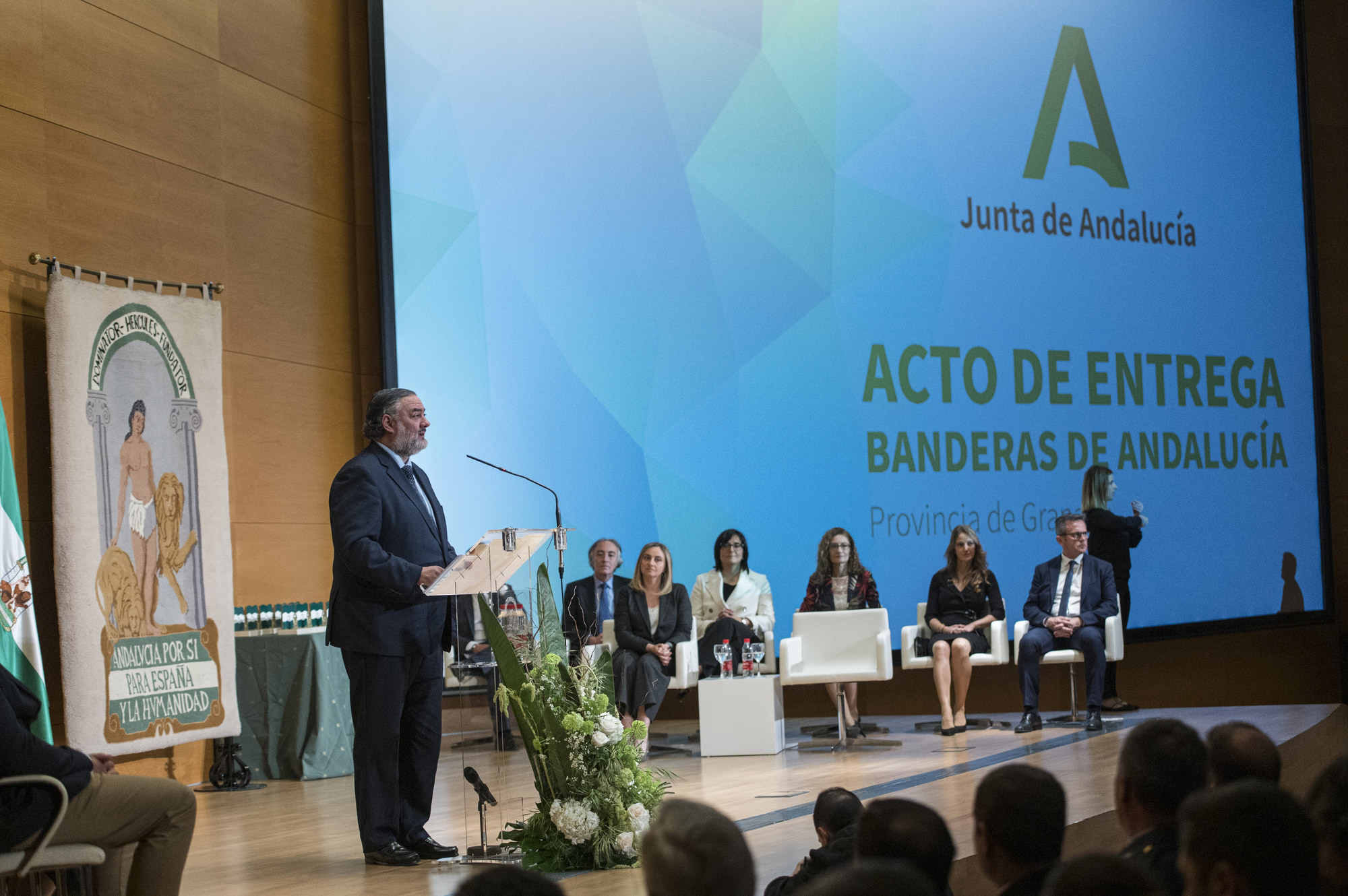 La Junta presenta los reconocimientos con la Bandera de Andalucía en Granada