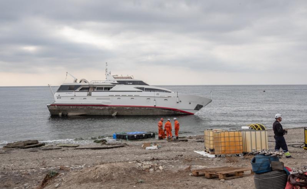 Reflotado el yate varado en Carchuna para su traslado al Puerto de Motril