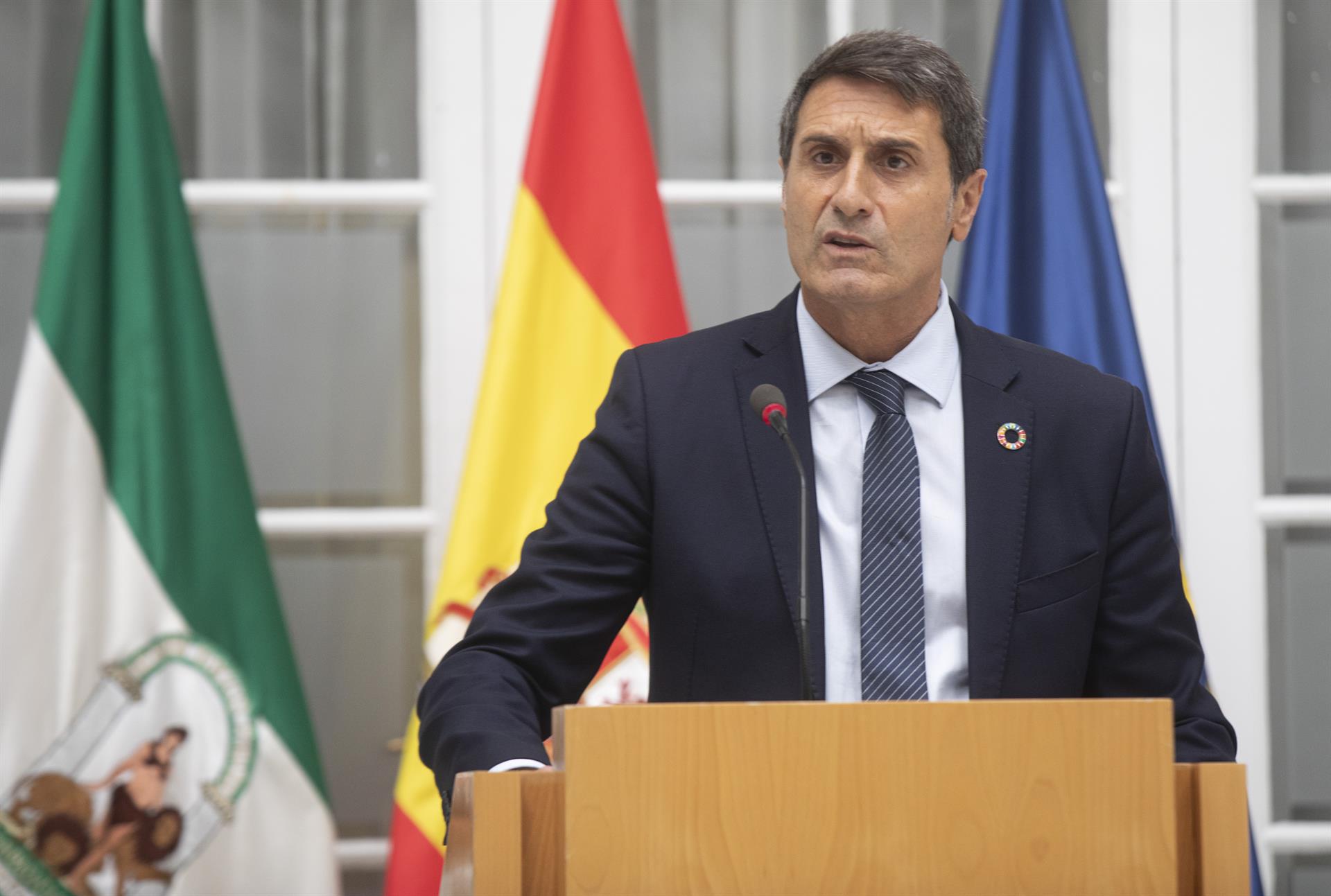 El delegado del Gobierno estima que un millón de andaluces se beneficiarán del incremento del SMI