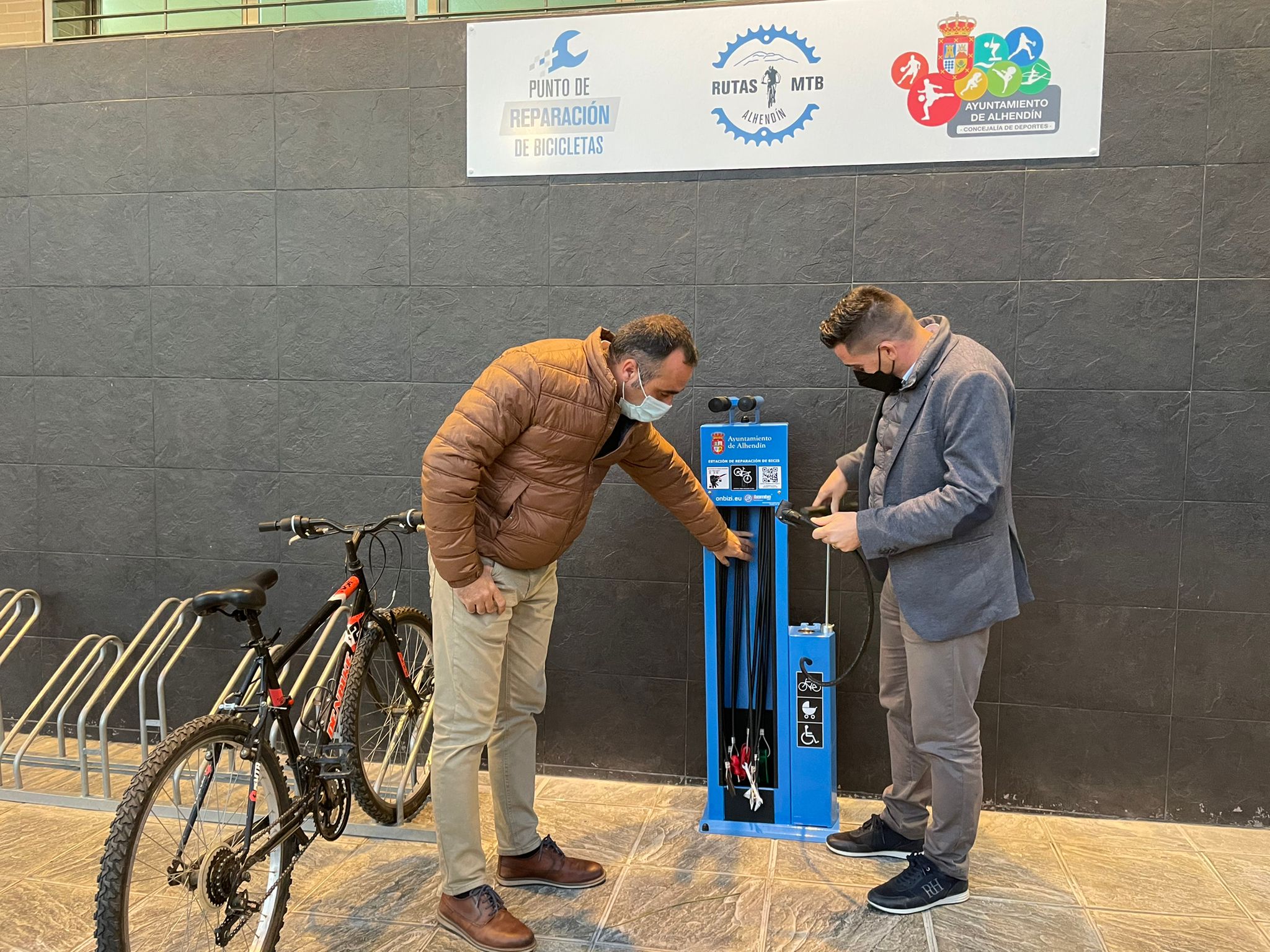 Alhendín instala Estaciones de Reparación de Bicicletas