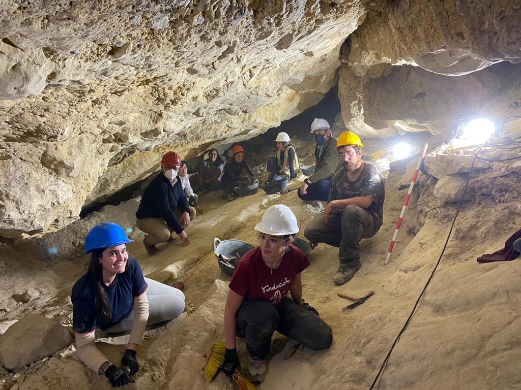 Diputación impulsa una investigación sobre el origen de la producción del vidrio en la Cueva de la Arena de Castril