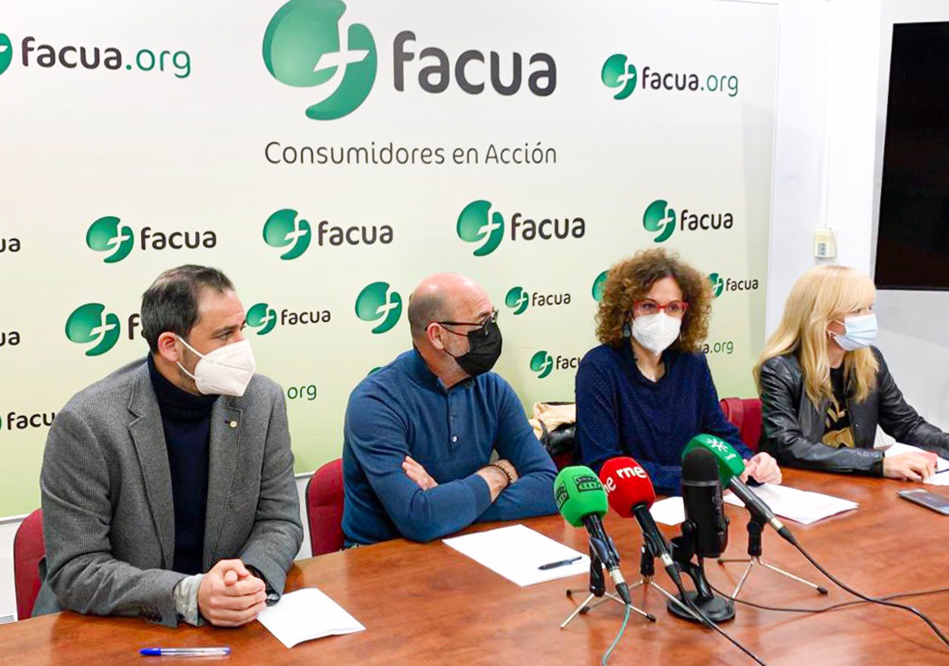 FACUA denuncia a dos hospitales de Granada por no disponer de teléfonos gratuitos