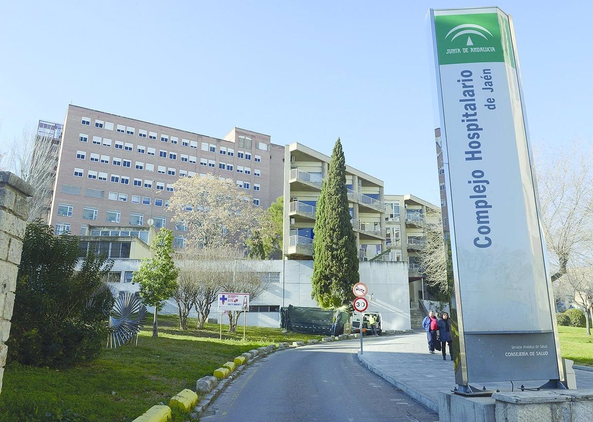 Andalucía baja 65 hospitalizados hasta 1.213 y las UCI caen en diez por segundo día seguido hasta 141