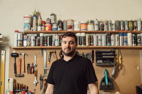 El artista granadino Álvaro Albaladejo, finalista del Premio Cervezas Alhambra de Arte Emergente