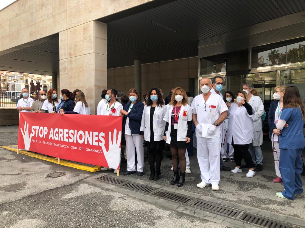 Concentración contra las agresiones al personal del Servicio Andaluz de Salud en el AGS Granada Sur