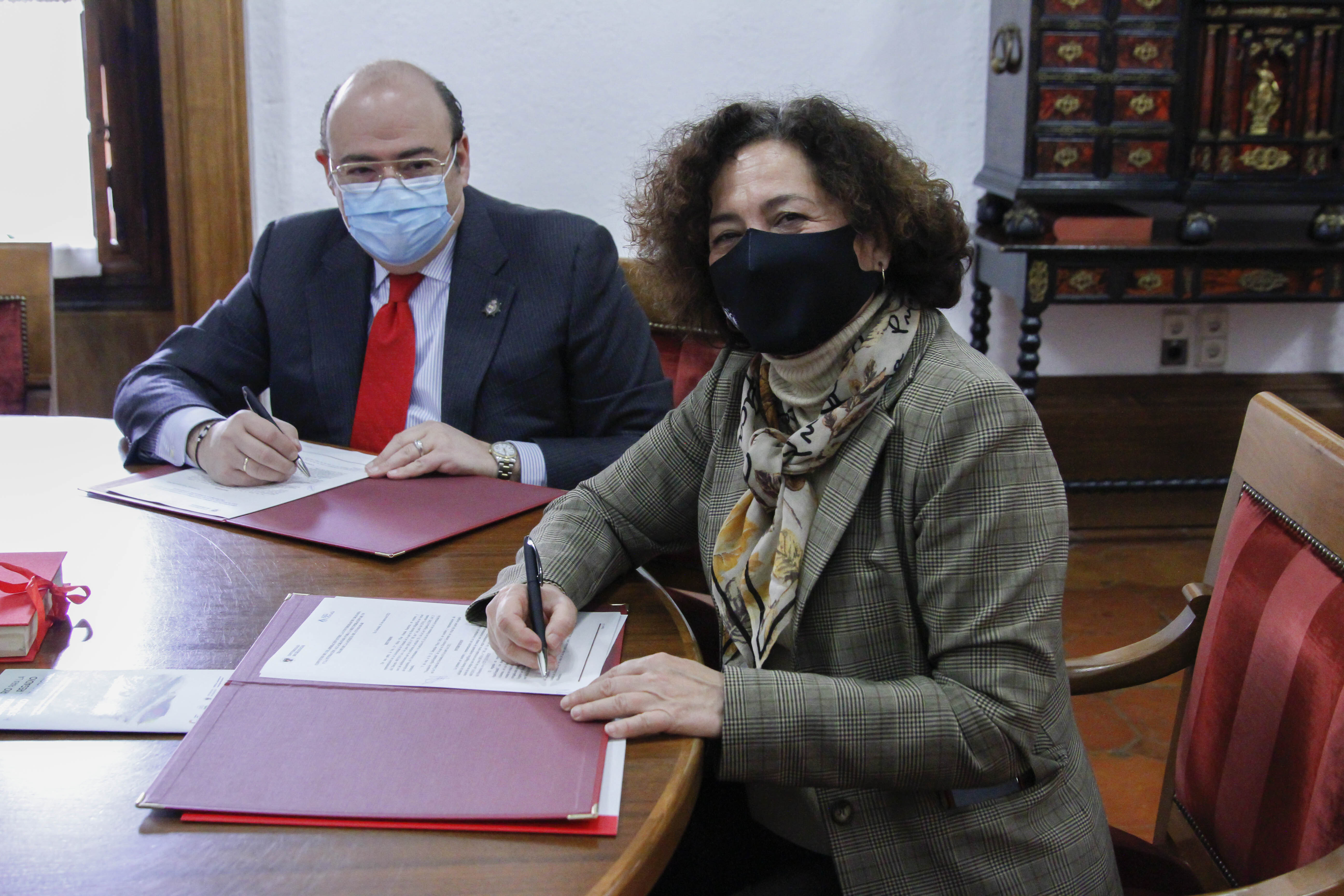 La UGR y la Fundación AguaGranada firman un convenio para recuperar un tramo de la acequia Aynadamar