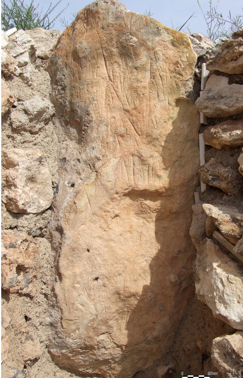 Un equipo arqueológico de la UGR descubre varias estatuas-menhir de la Edad del Cobre en el asentamiento de Los Millares de Almería