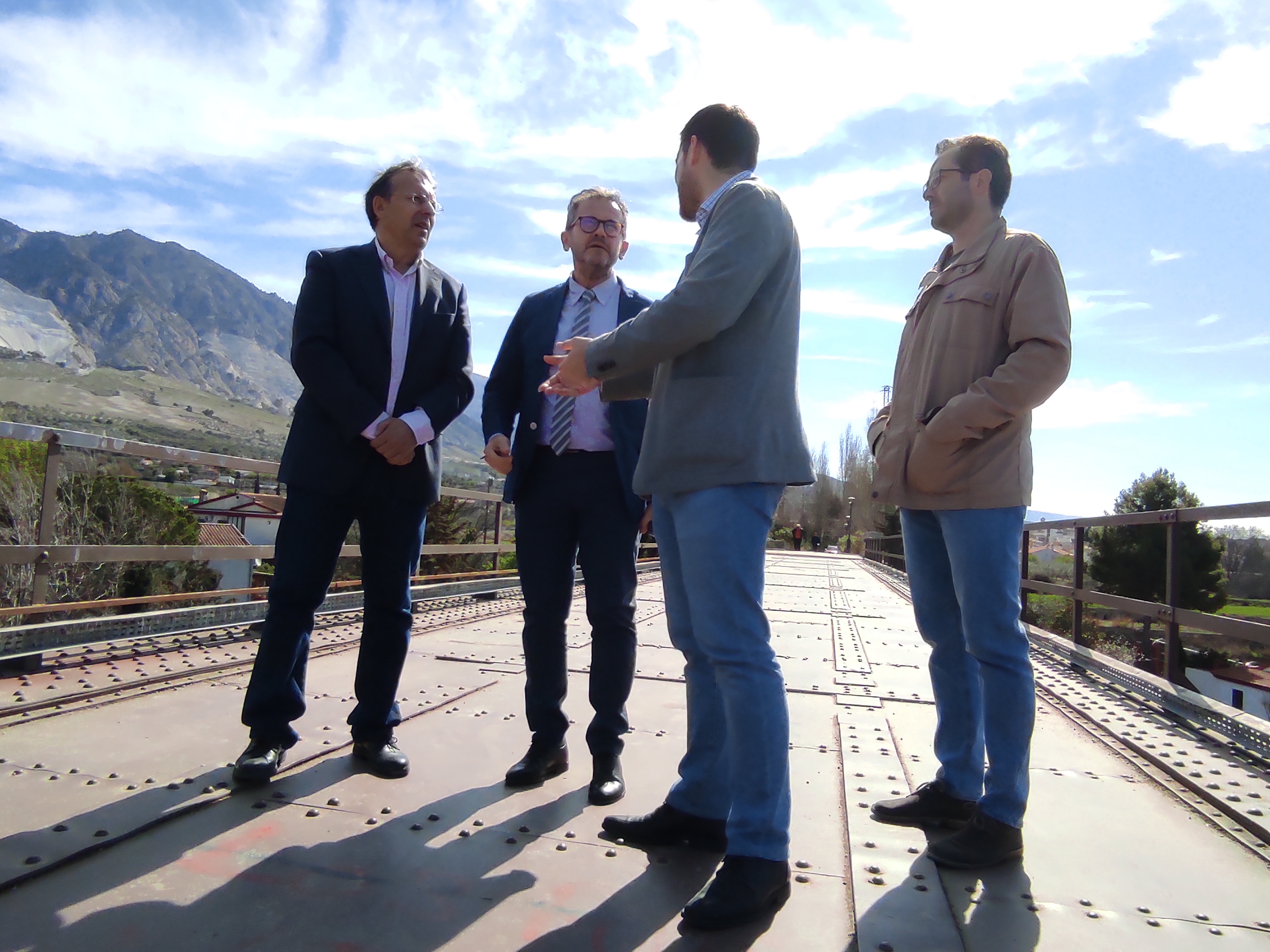 Turismo inyecta casi 60.000 euros en mejorar la accesibilidad y la iluminación del histórico Puente de Piedra de Dúrcal