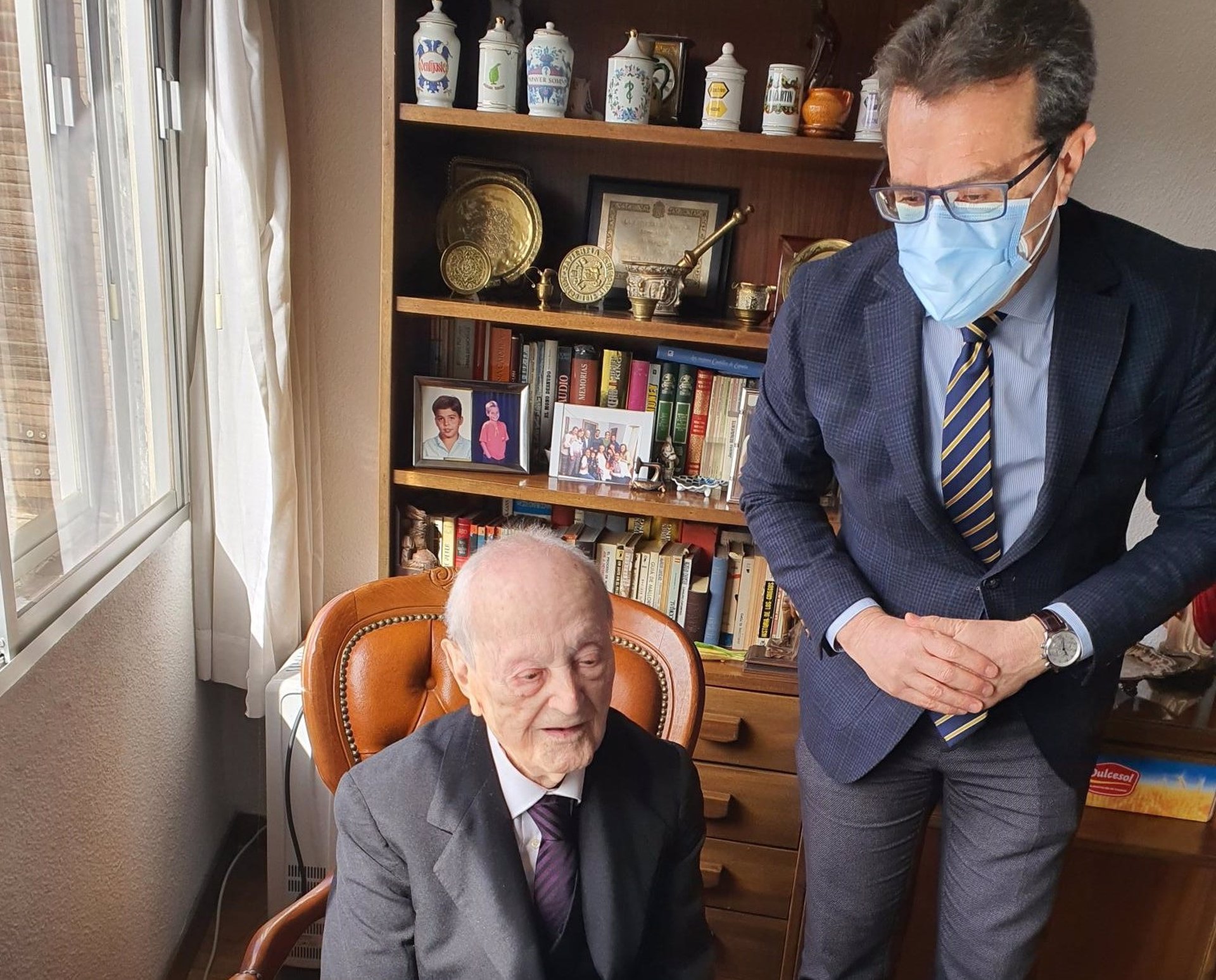 El Colegio de Médicos homenajea al «médico más longevo de España» con 108 años de vida y casi 80 de colegiado