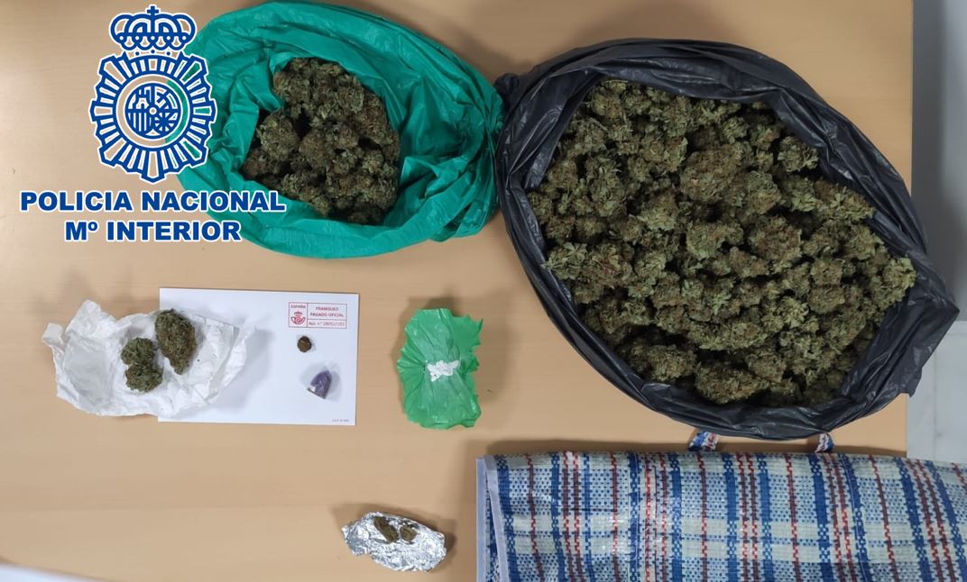 La Policía detiene a dos traficantes de marihuana, hachís y cocaína