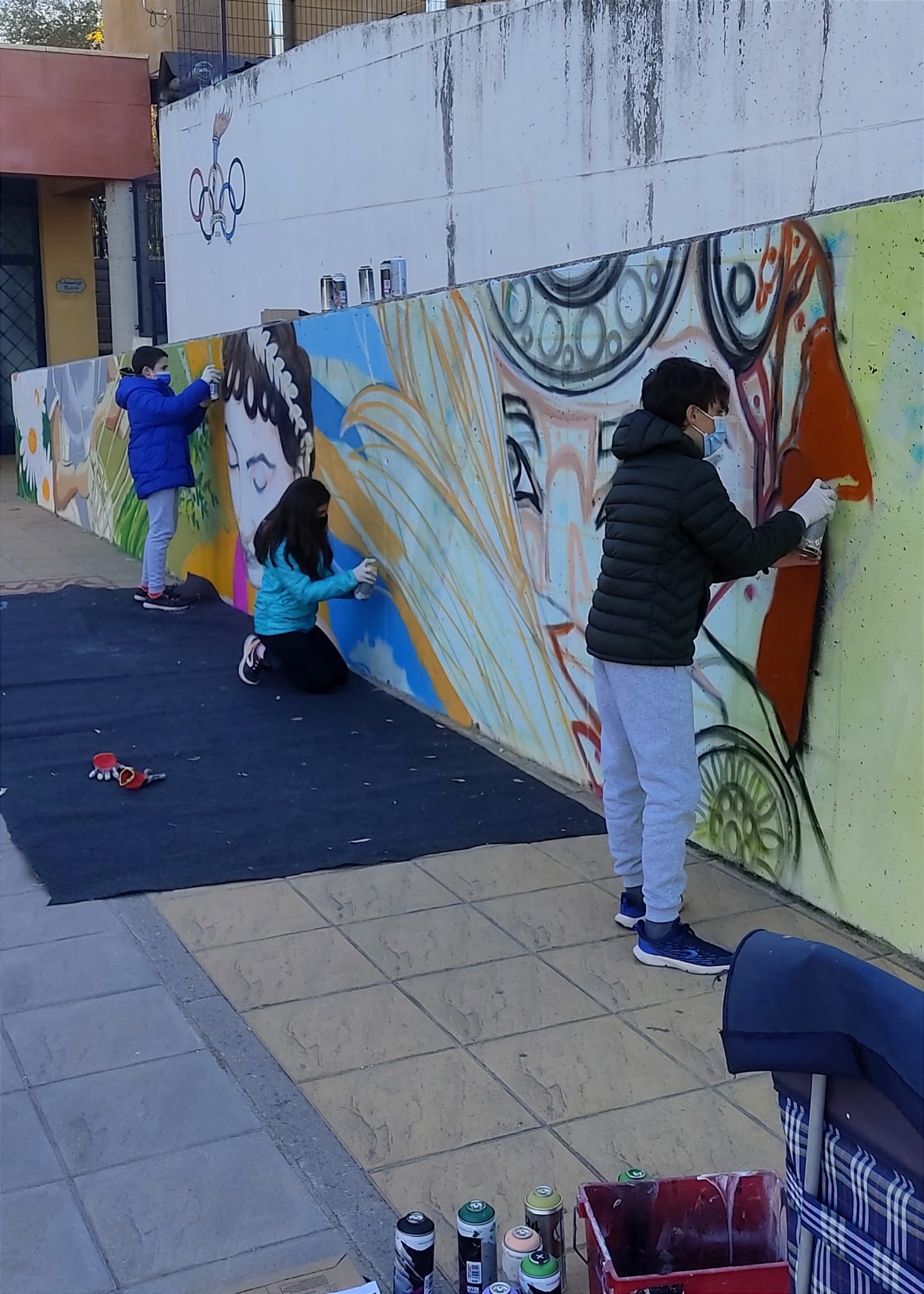 Alumnado del colegio Al Zawiya de La Zubia pinta en el patio un graffiti dedicado a 12 mujeres destacadas del municipio