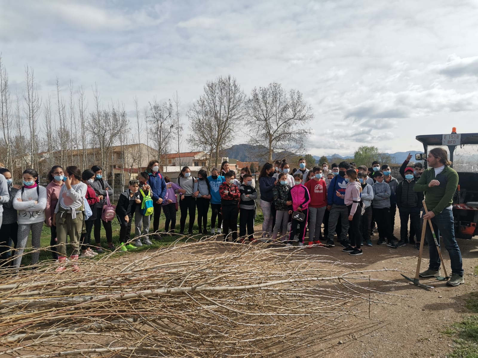 Escolares de Fuente Vaqueros plantan más de 200 árboles autóctonos en la ribera del río Genil