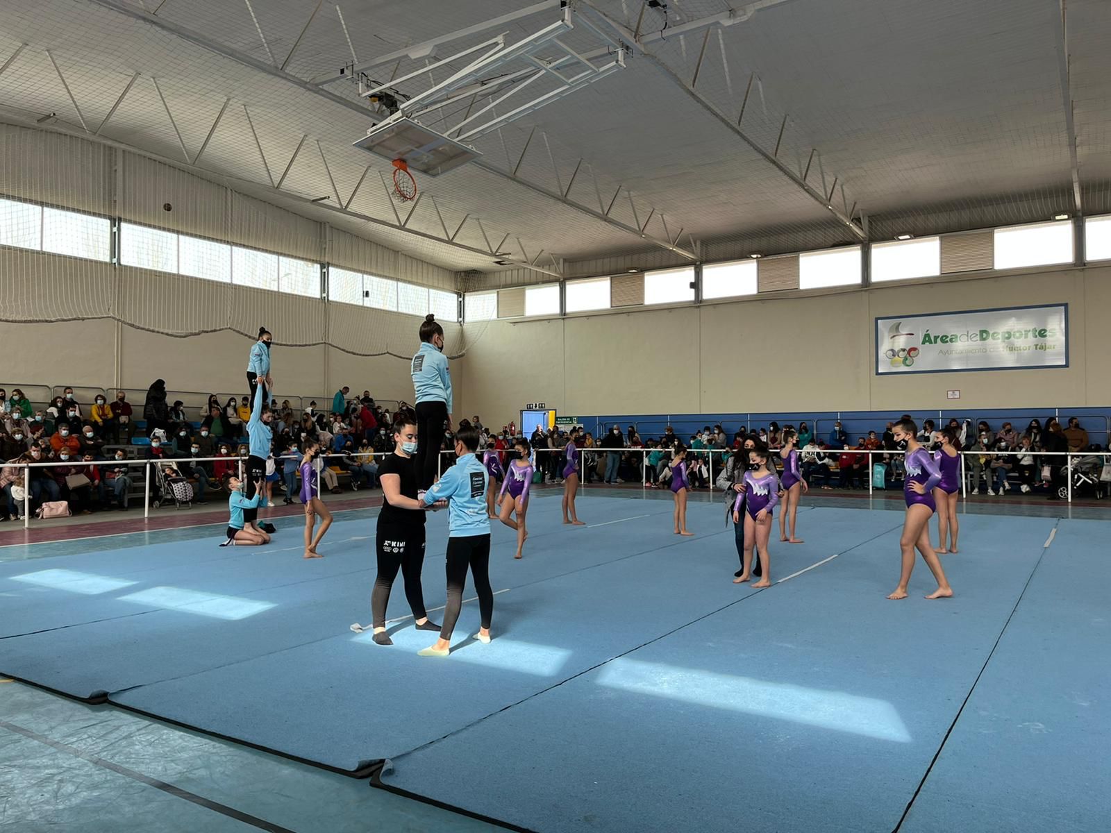 Más de 250 deportistas participan en una exhibición de gimnasia rítmica en Huétor Tájar