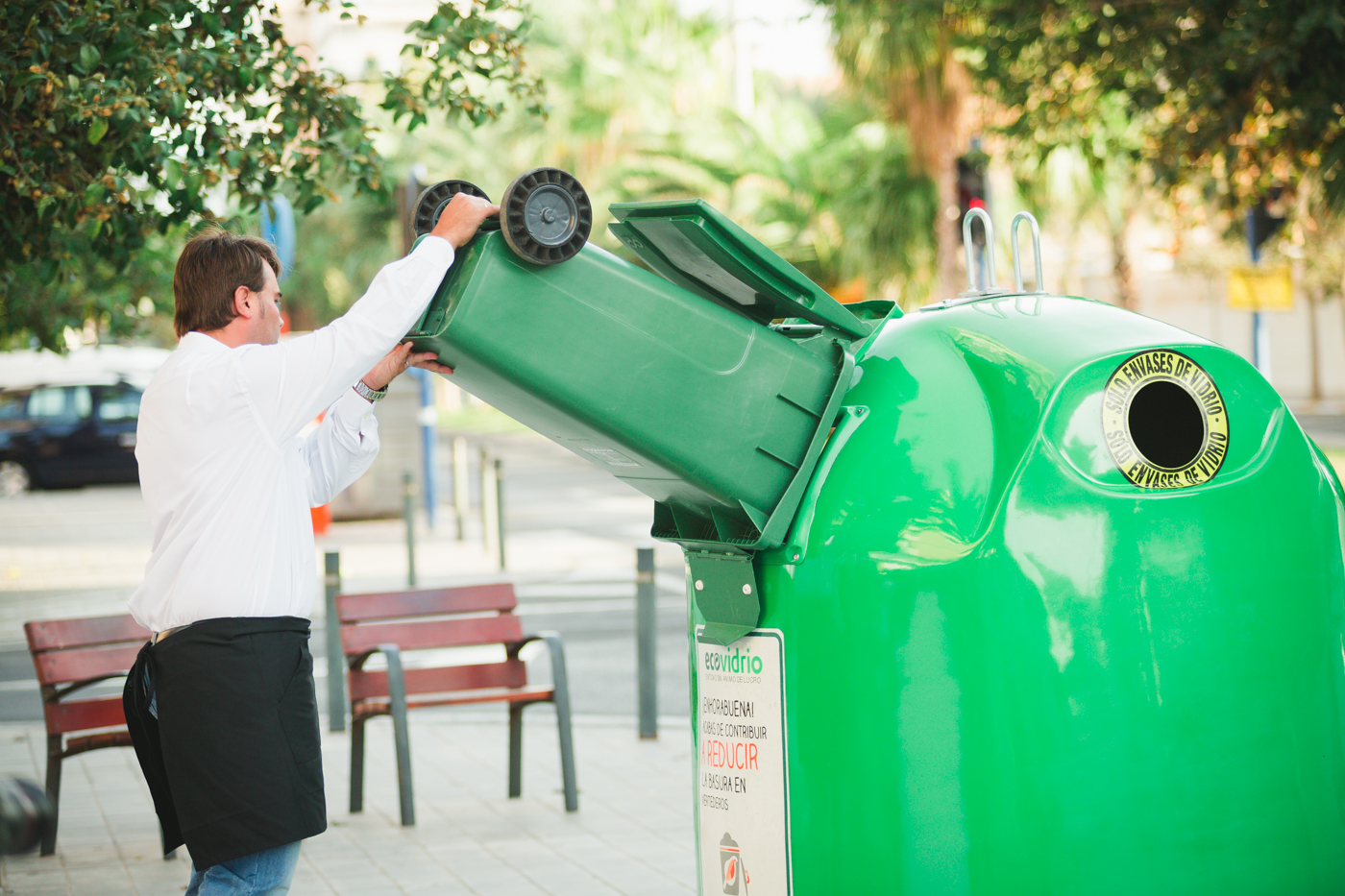 El Ayuntamiento de Huétor Vega pone en marcha una campaña para promover el reciclaje de envases de vidrio en la hostelería