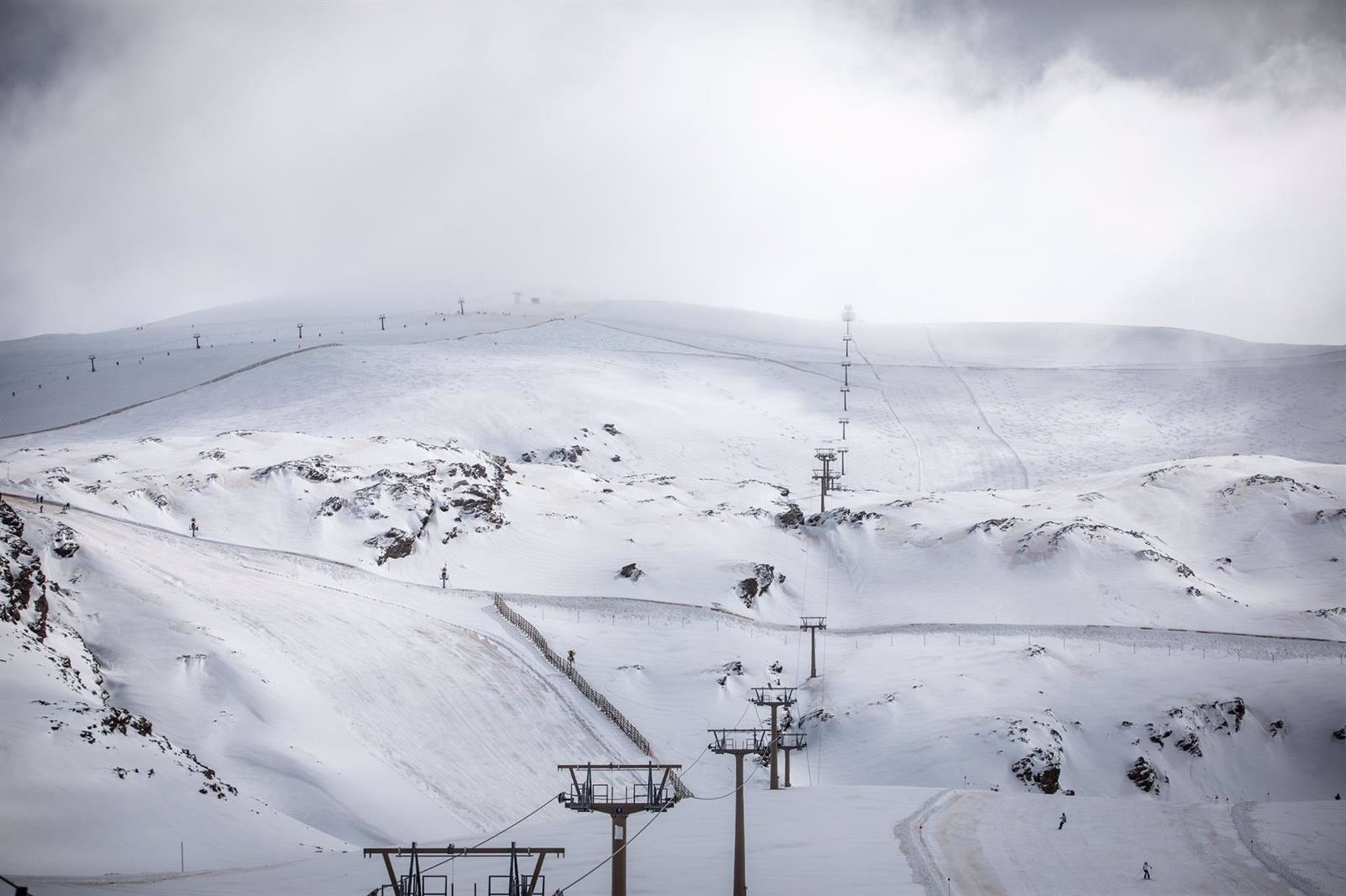 Las fuertes rachas de viento obligan a cerrar Sierra Nevada, donde nieva en las zonas más altas