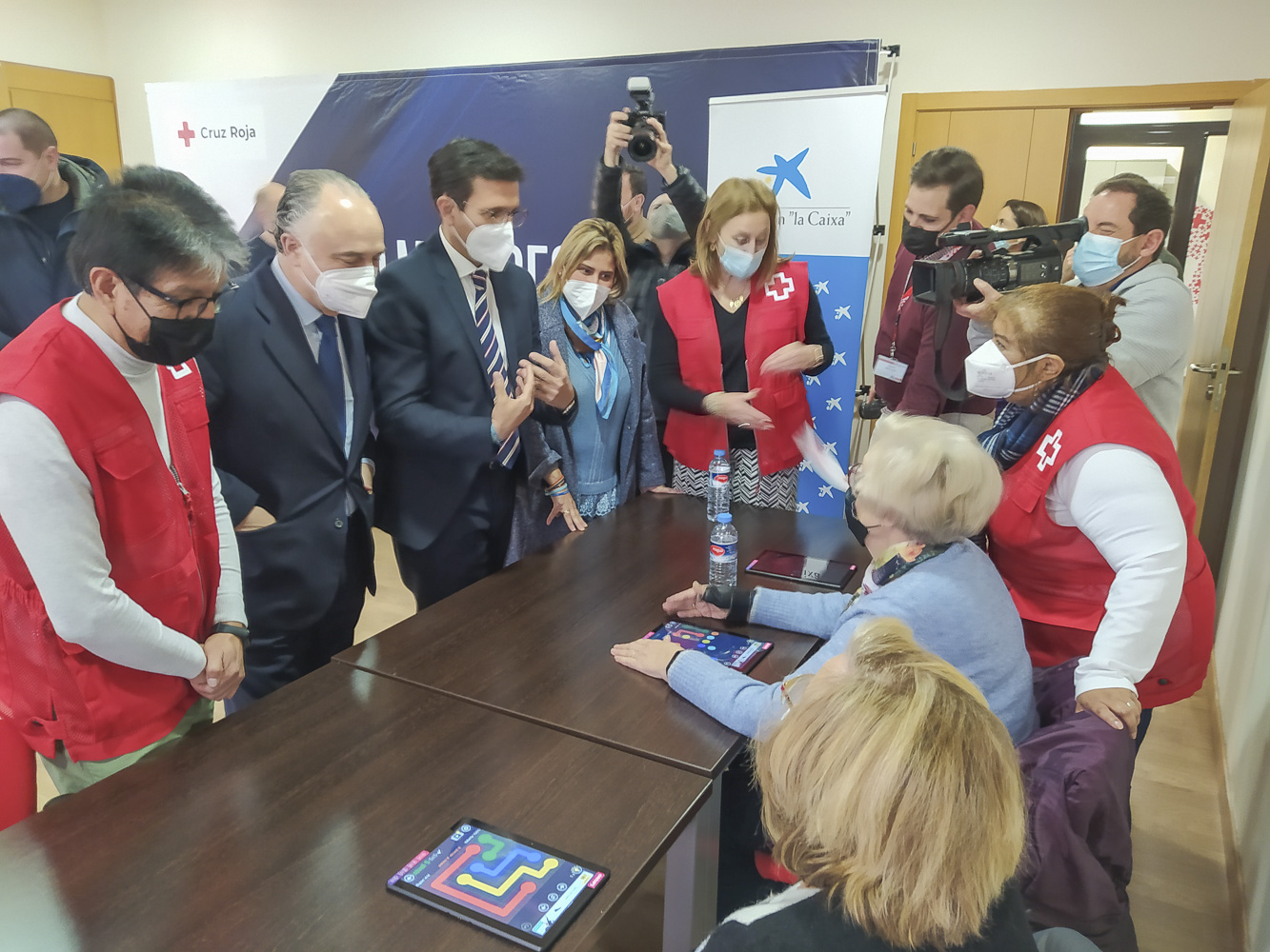 Convenio entre Ayuntamiento, Cruz Roja y Fundación La Caixa para la alfabetización de personas mayores