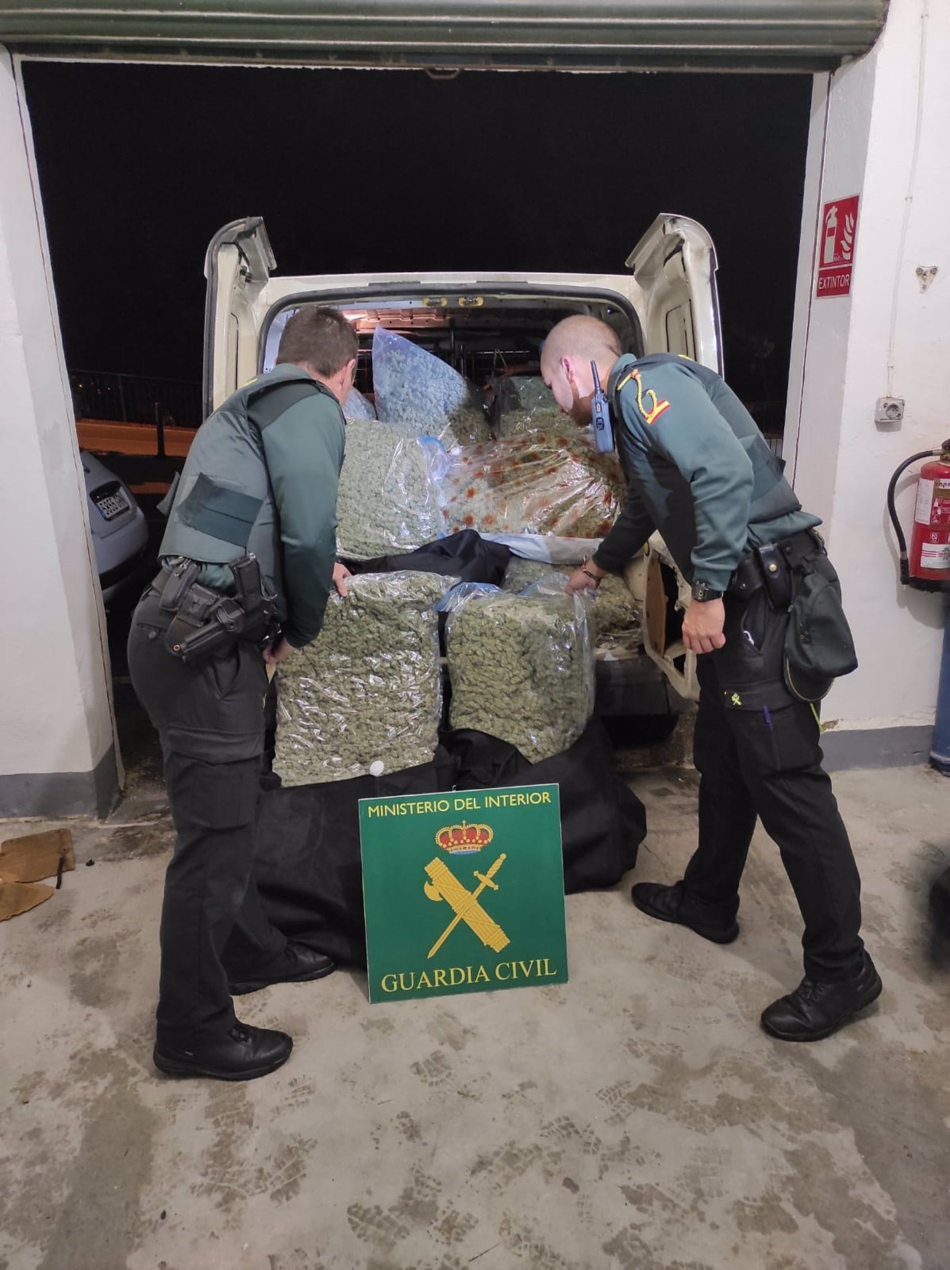 Detenido por transportar 98 kilos de marihuana en una furgoneta por la A-92
