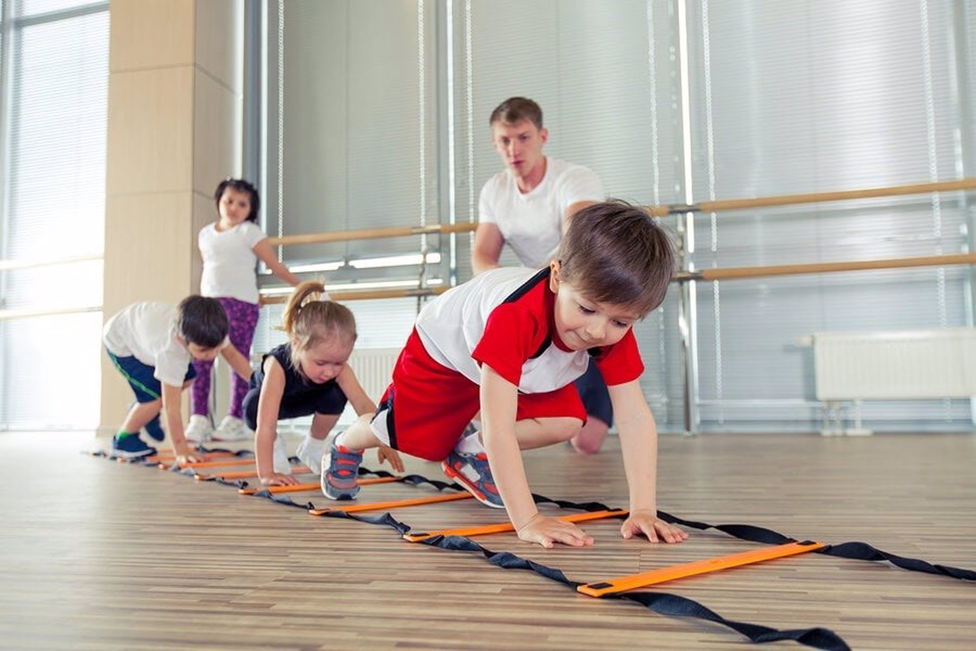 Los escolares deberían entrenar su fuerza muscular en el aula para mejorar su salud, según estudio de la UGR
