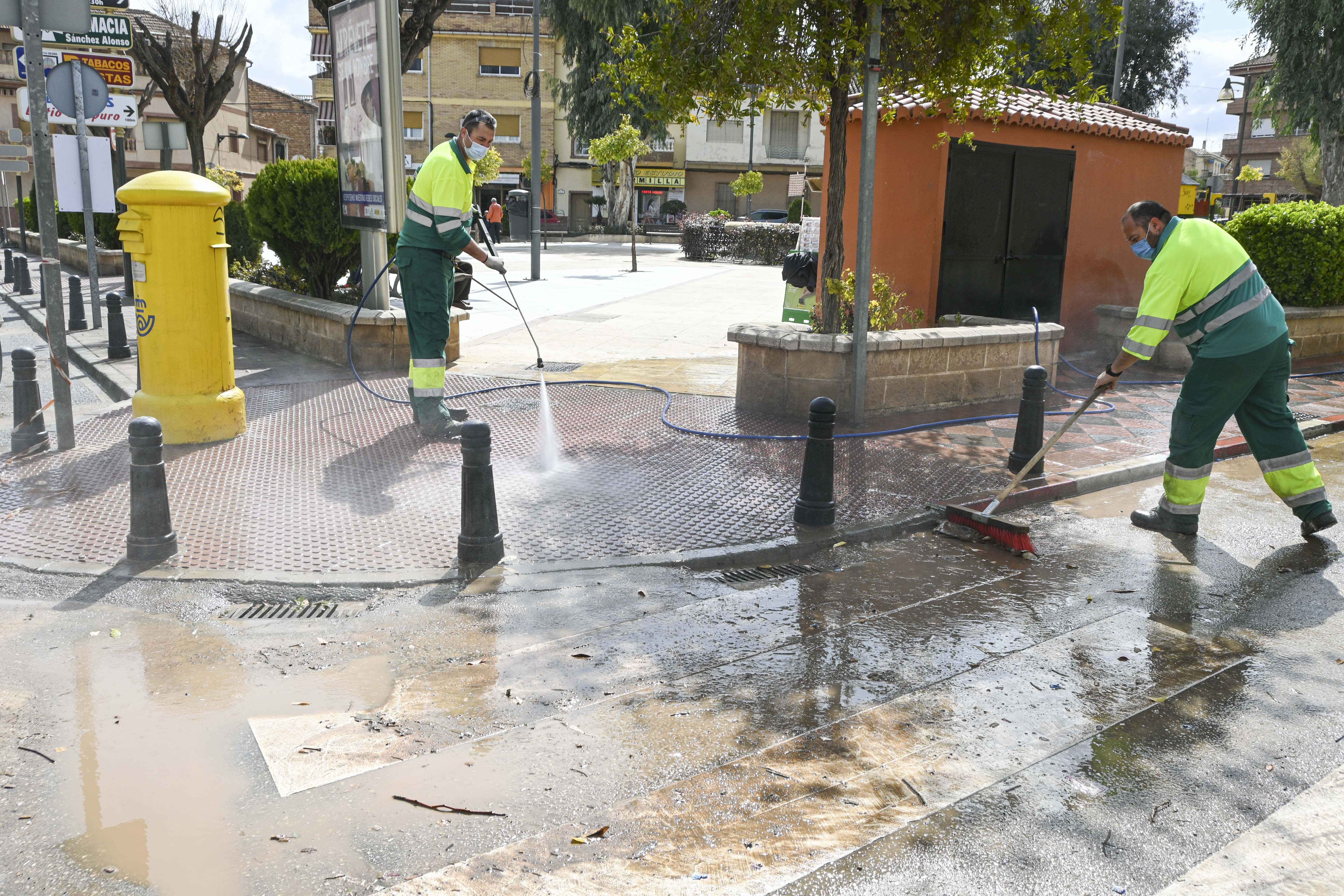 El Ayuntamiento de Armilla puso en marcha el pasado viernes un plan de limpieza para eliminar el barro que ha dejado la calima