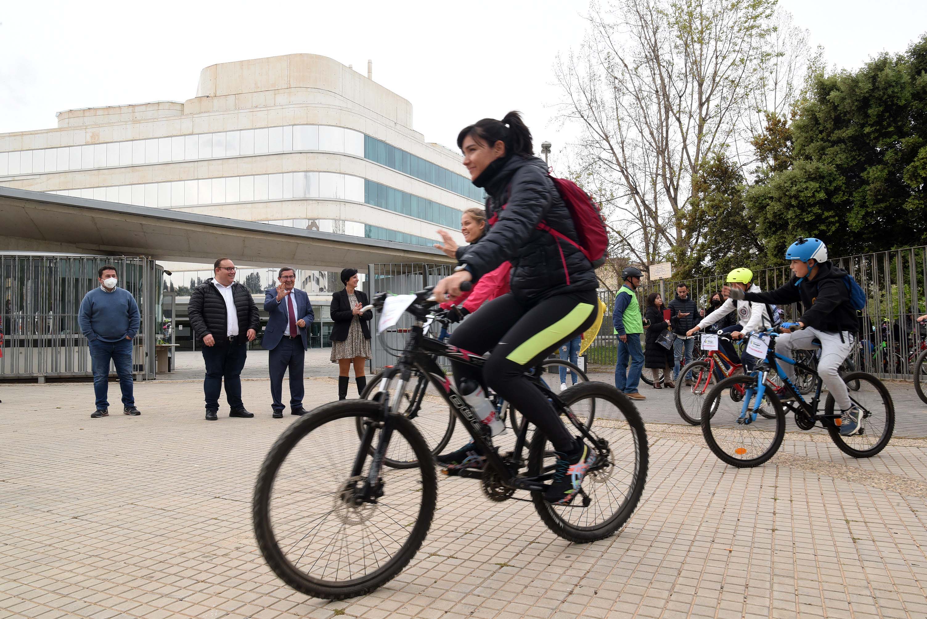 La Ciclo Ruta en defensa de la Vega reúne en Diputación a más de 2.000 escolares de 40 colegios del área metropolitana