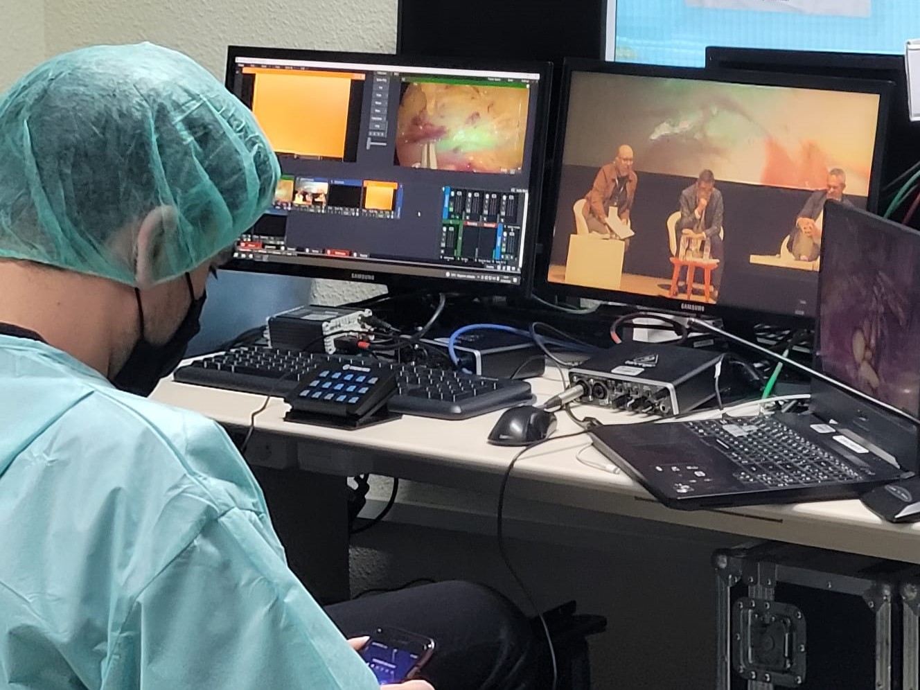 El Hospital Virgen de las Nieves retransmite cirugías endoscópicas en un congreso de Ginecología