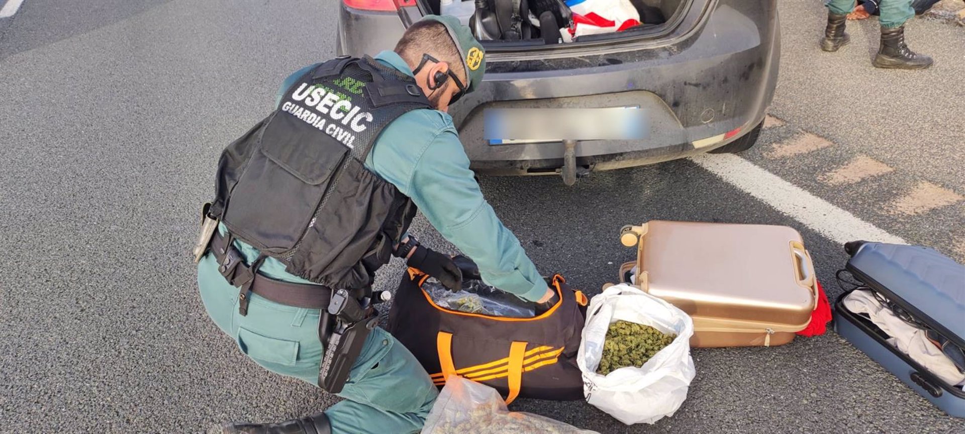 Dos detenidos tras ser sorprendidos en un control antidroga con casi tres kilos de marihuana
