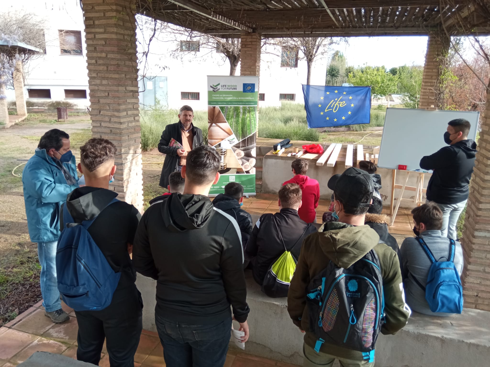 Alumnos de Fuente Vaqueros y Santa Fe asisten en el Vivero Provincial a unas jornadas sobre la importancia ambiental y económica del chopo