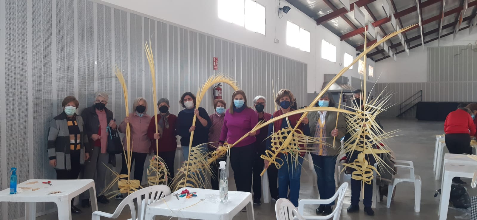 Las mujeres de Montefrío vuelven a labrar sus tradicionales palmas de Semana Santa
