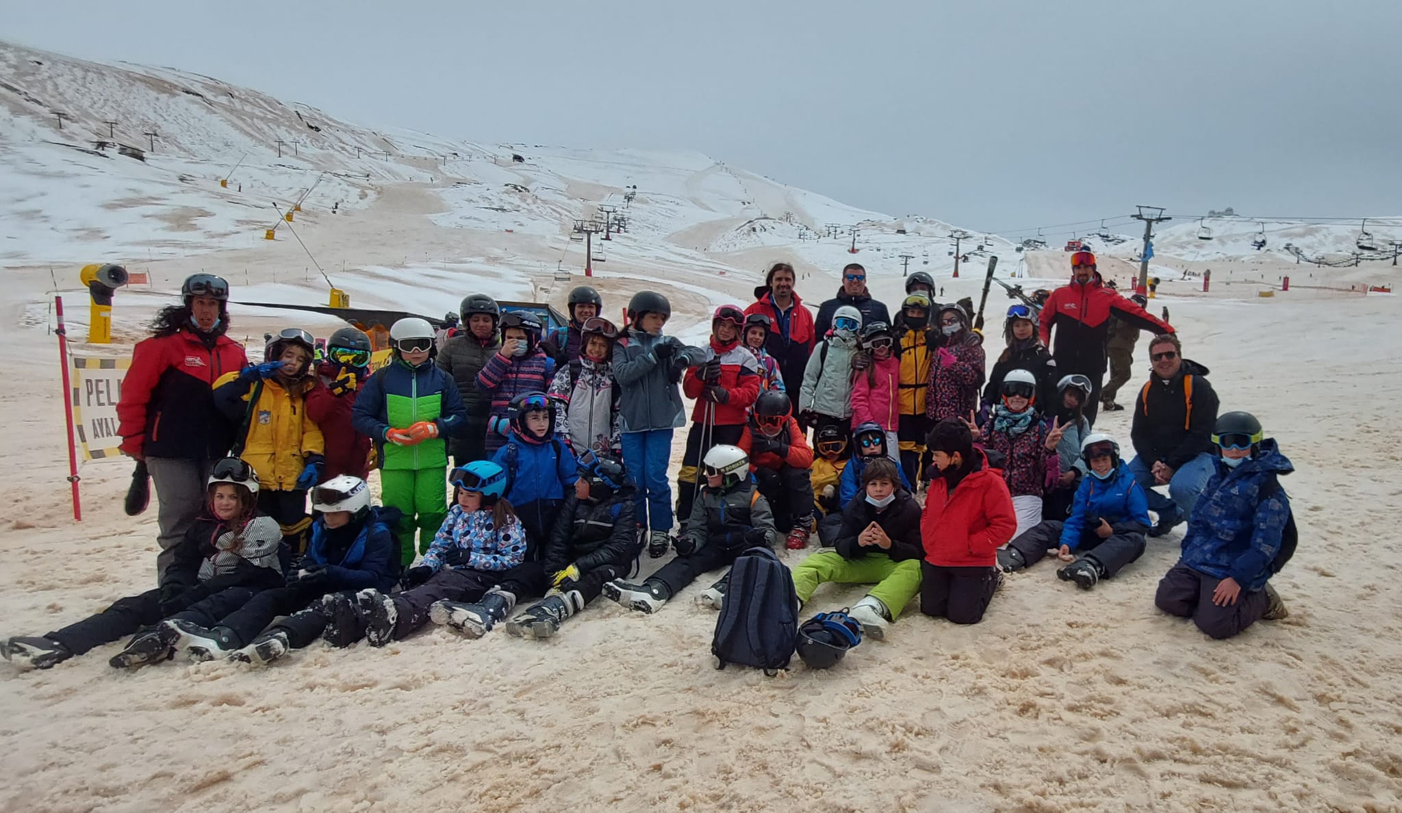 Más de 200 escolares de Monachil aprender a esquiar en Sierra Nevada gracias a un programa municipal