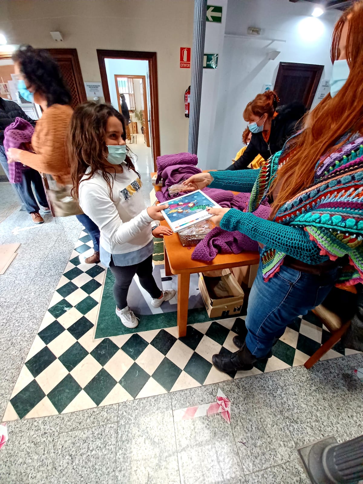 Las mujeres de La Zubia recaudan más de 300 libros para la biblioteca de la prisión de Albolote