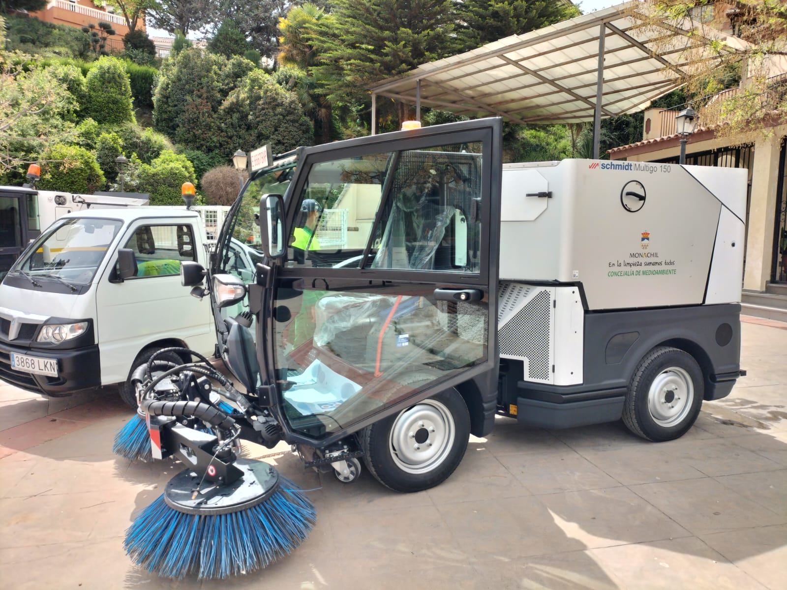 Monachil estrena una nueva barredora, que servirá para mejorar el servicio de limpieza viaria
