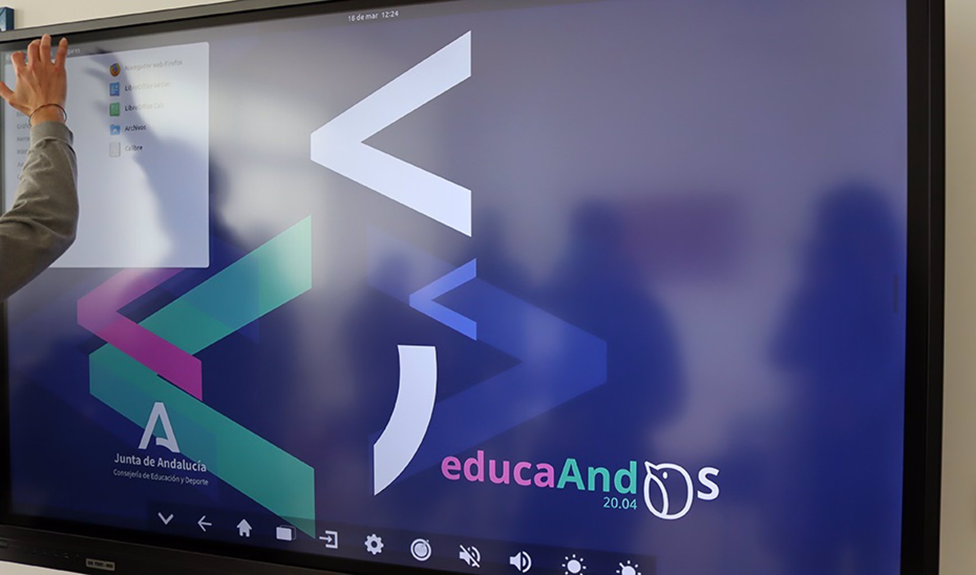 Educación instala más de 100 nuevas pantallas digitales en 60 centros docentes granadinos por más de 200.000 euros