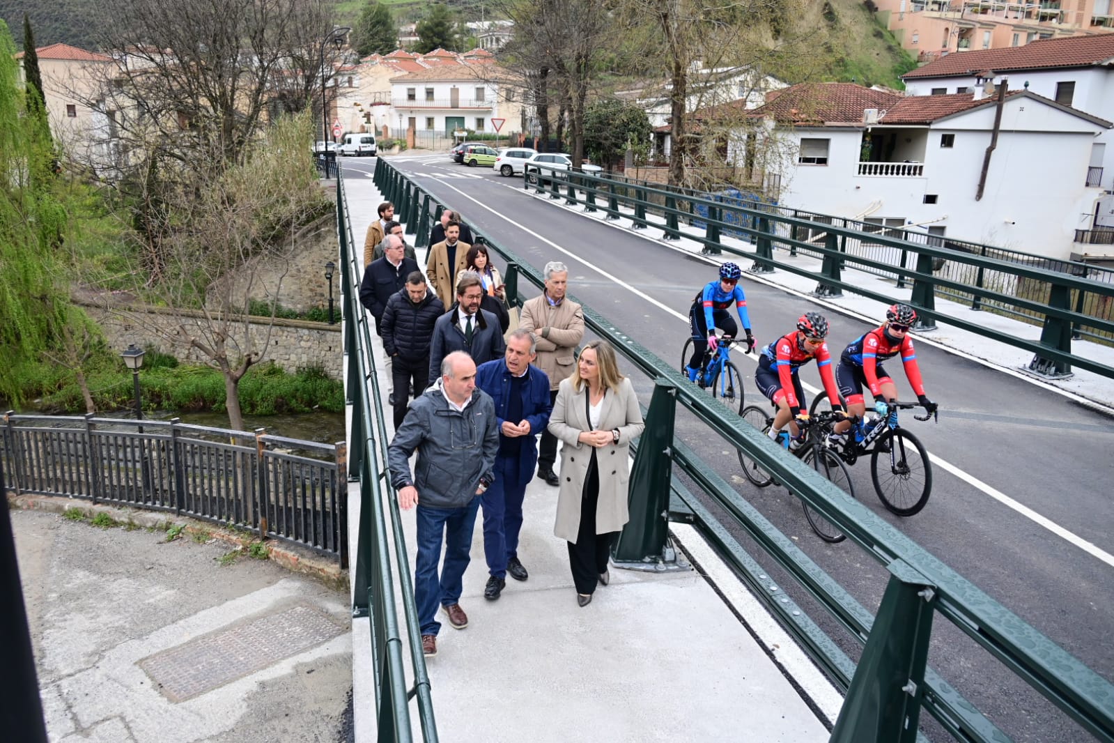 Finalizan las obras de mejora y ampliación del puente de la Duquesa de acceso a Pinos Genil