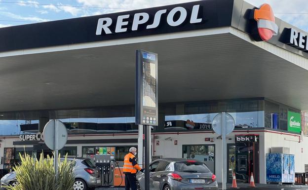 FACUA denuncia a doce gasolineras de Granada por subir sus precios