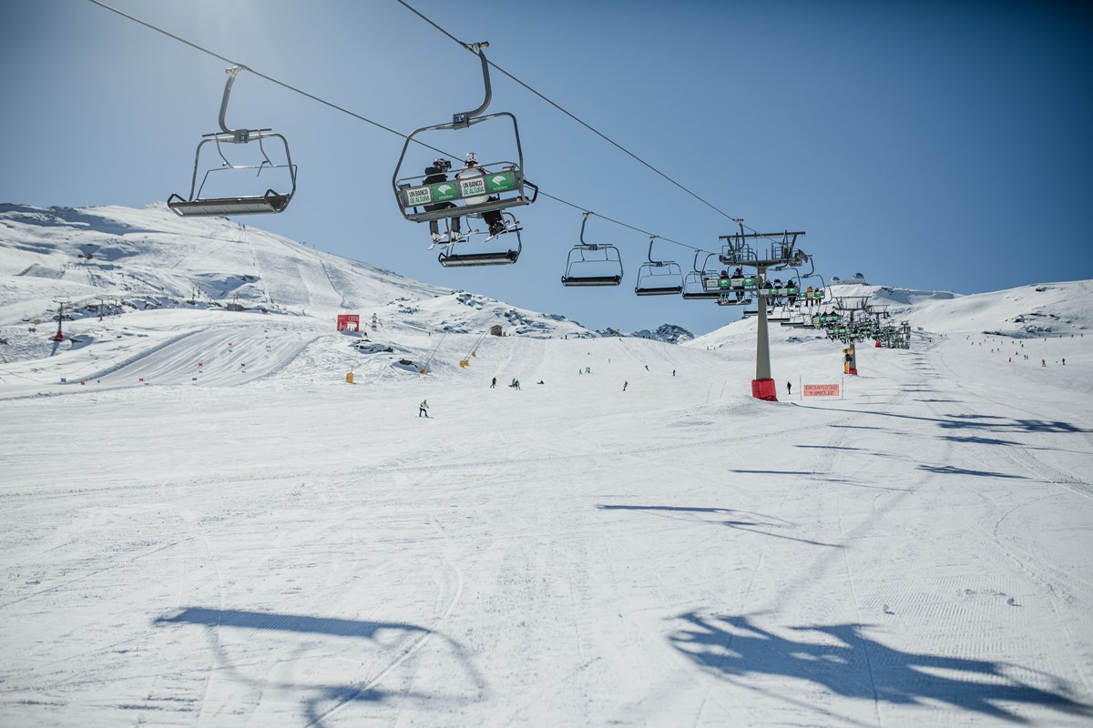 Sierra Nevada ejecuta este verano la renovación de dos remontes en Borreguiles