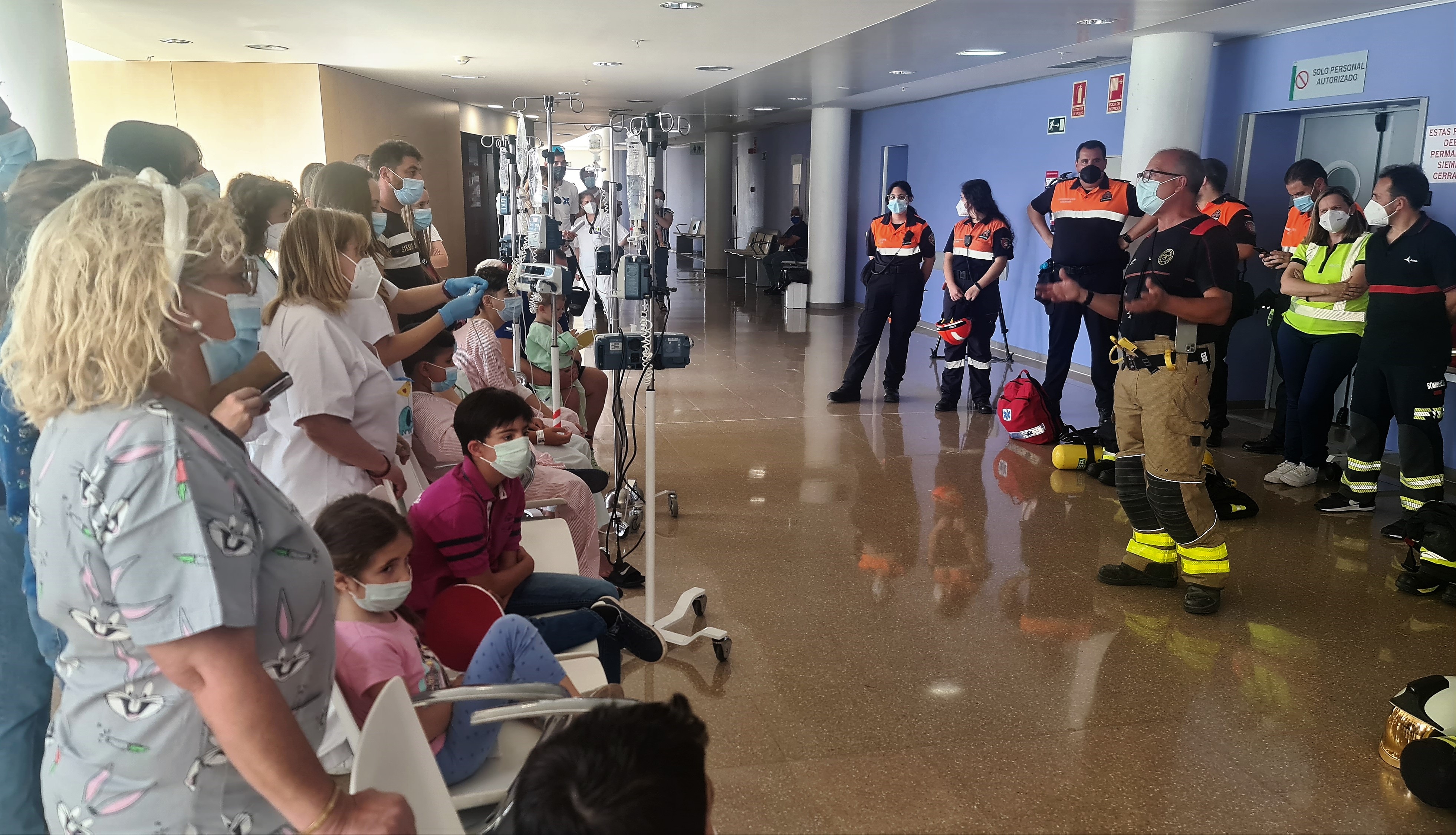 El Clínico celebra el Día de la Infancia Hospitalizada con talleres de cetrería, simulacro de incendio y camión de bomberos incluido