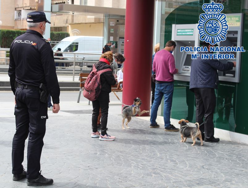 Detenidos  dos “cogoteros” tras sustraer 500 euros a una mujer que acababa de salir de una entidad bancaria