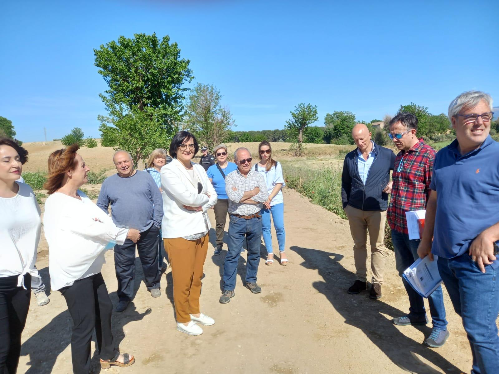 La delegada de Agricultura visita las obras de mejora en un camino rural del municipio de Láchar