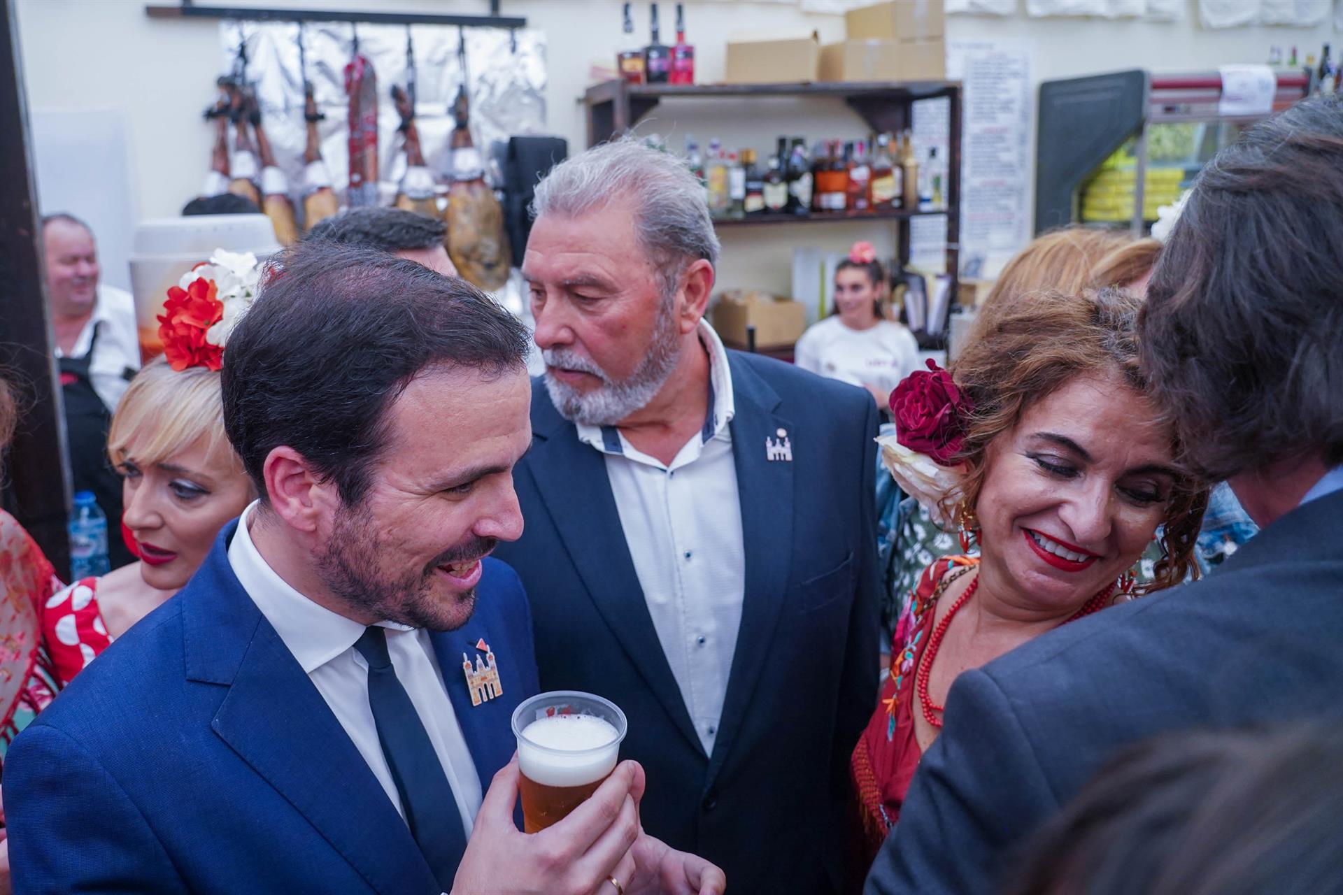 Cargos del PP se burlan de Garzón comiendo jamón en la Feria de Sevilla: «Consejos vendo que para mi no tengo»