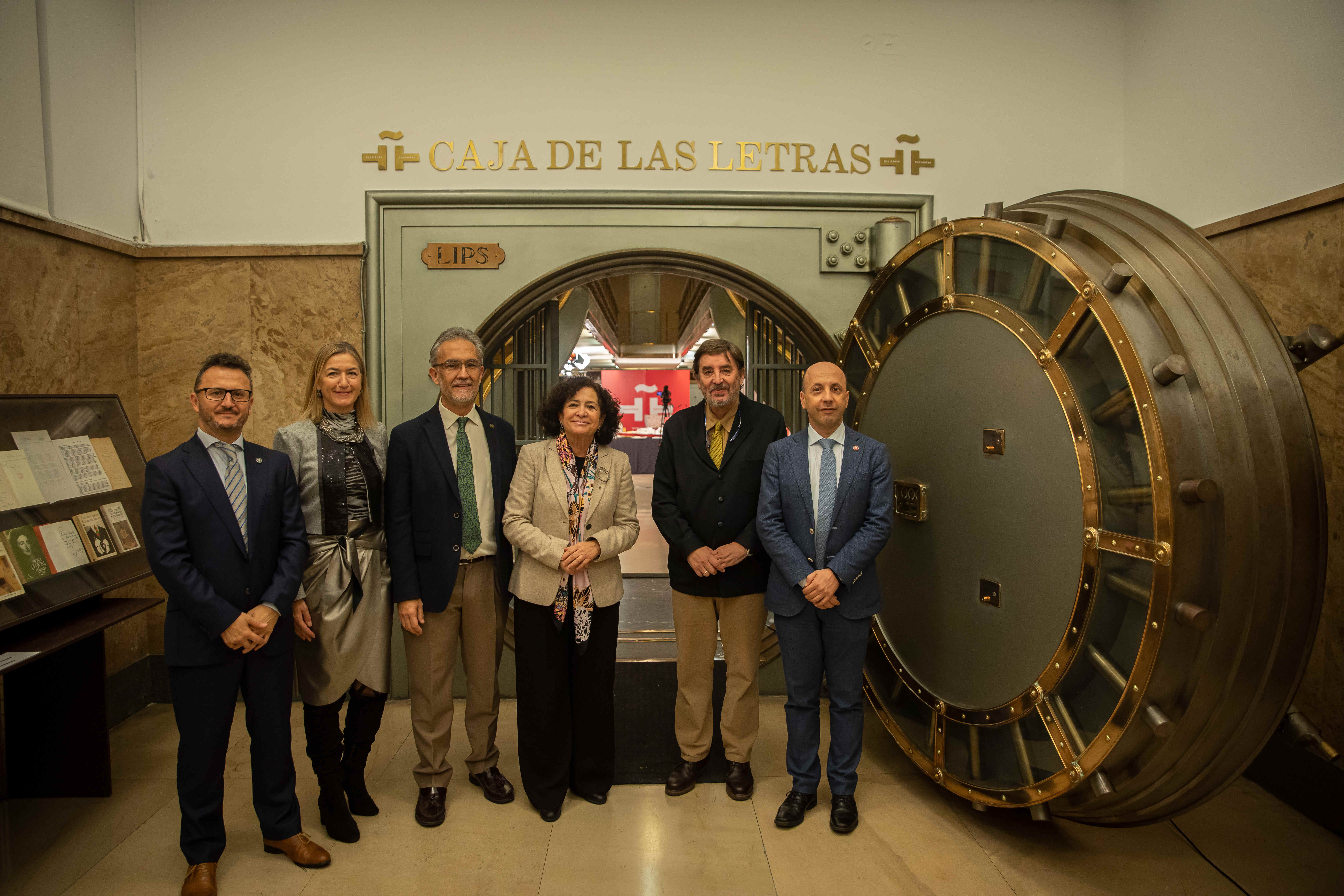 La UGR deposita en la Caja de las Letras del Instituto Cervantes un legado con documentos que relatan sus cinco siglos de historia
