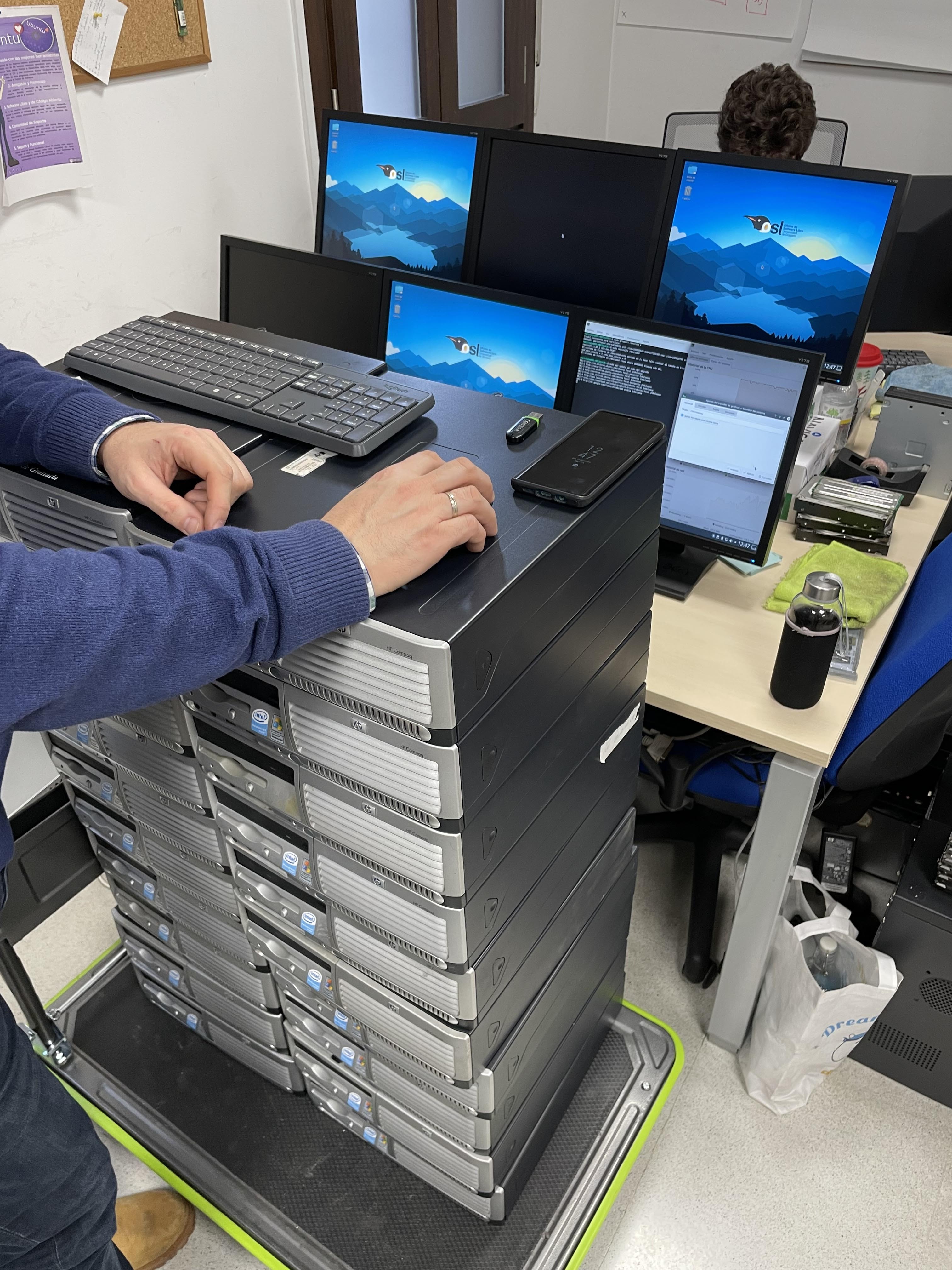 La Oficina de Software Libre de la UGR recicla más de 240 ordenadores en 2022 y los dona a centros educativos y entidades con fines sociales