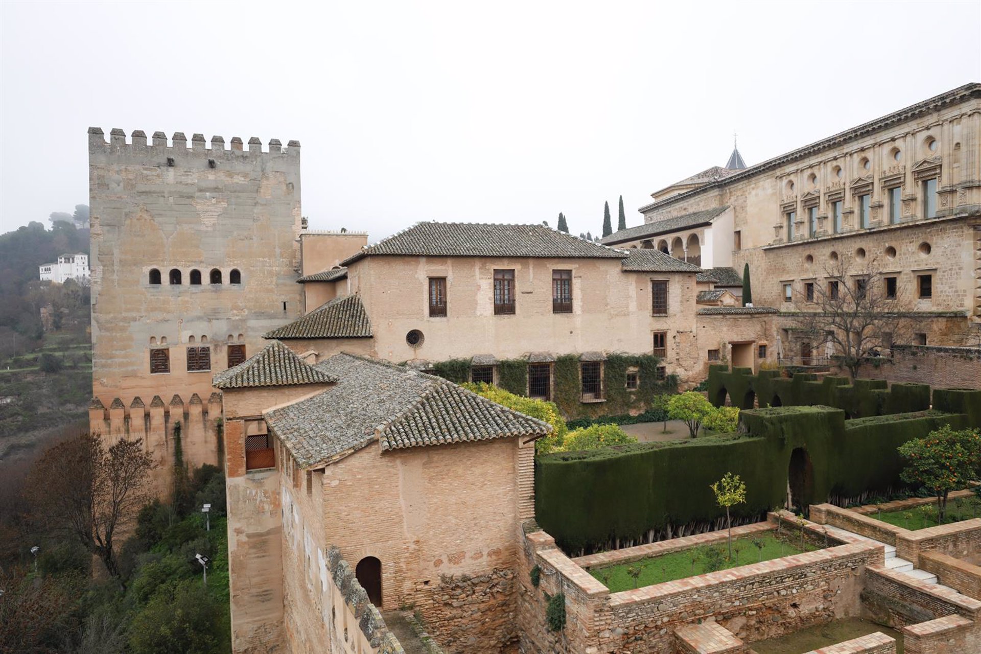 La Alhambra pide el desalojo de una decena de cuevas situadas en monte público de la Dehesa del Generalife