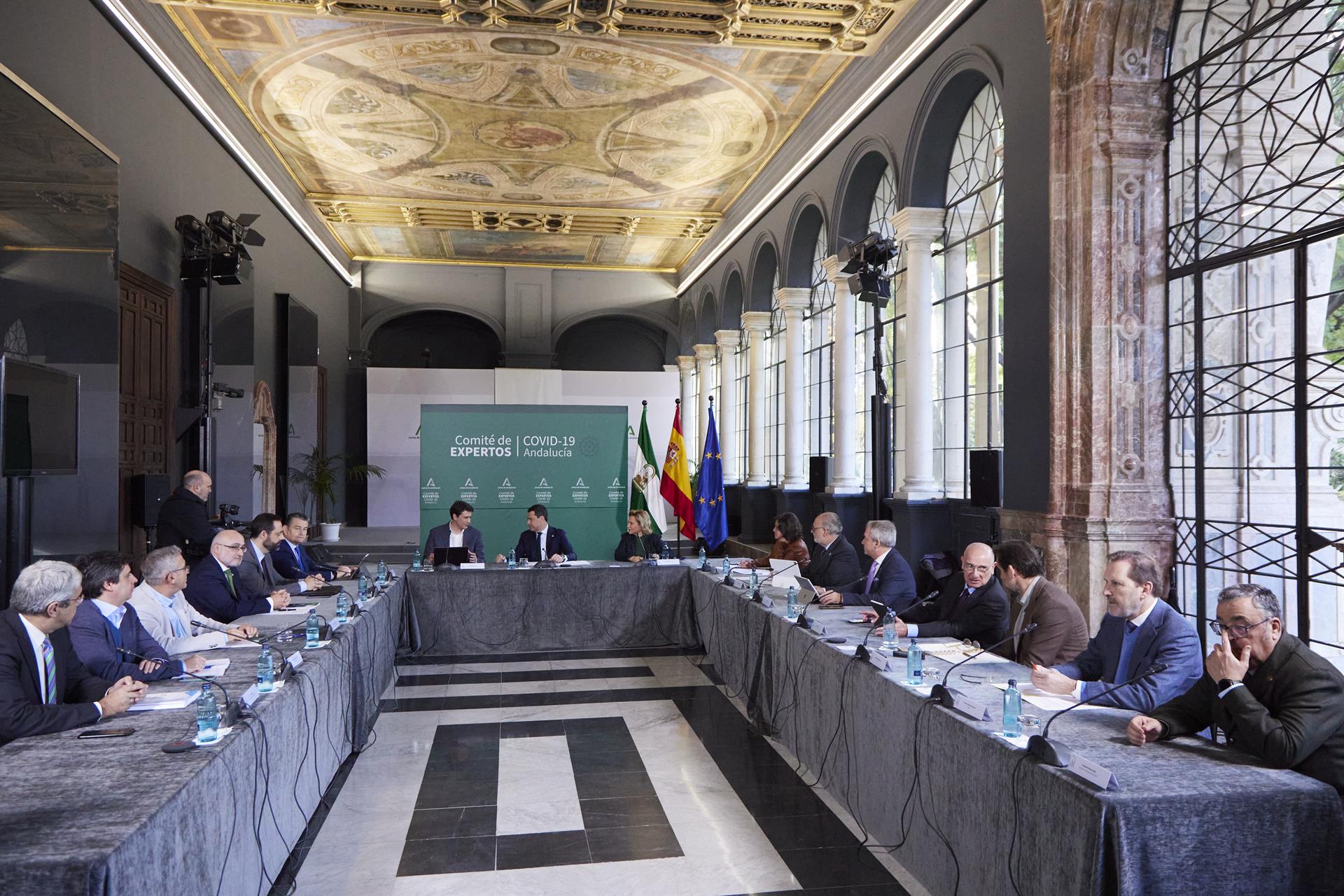 Andalucía refuerza prevención en residencias y defiende mantener mascarilla obligatoria en transporte público