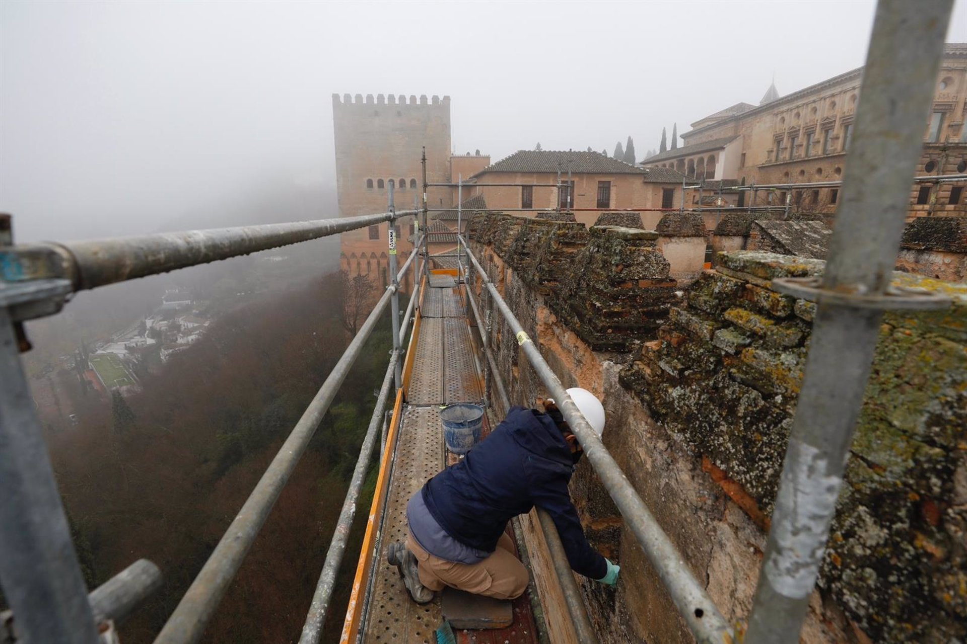 La Alhambra inicia las obras de restauración de la Torre de las Gallinas