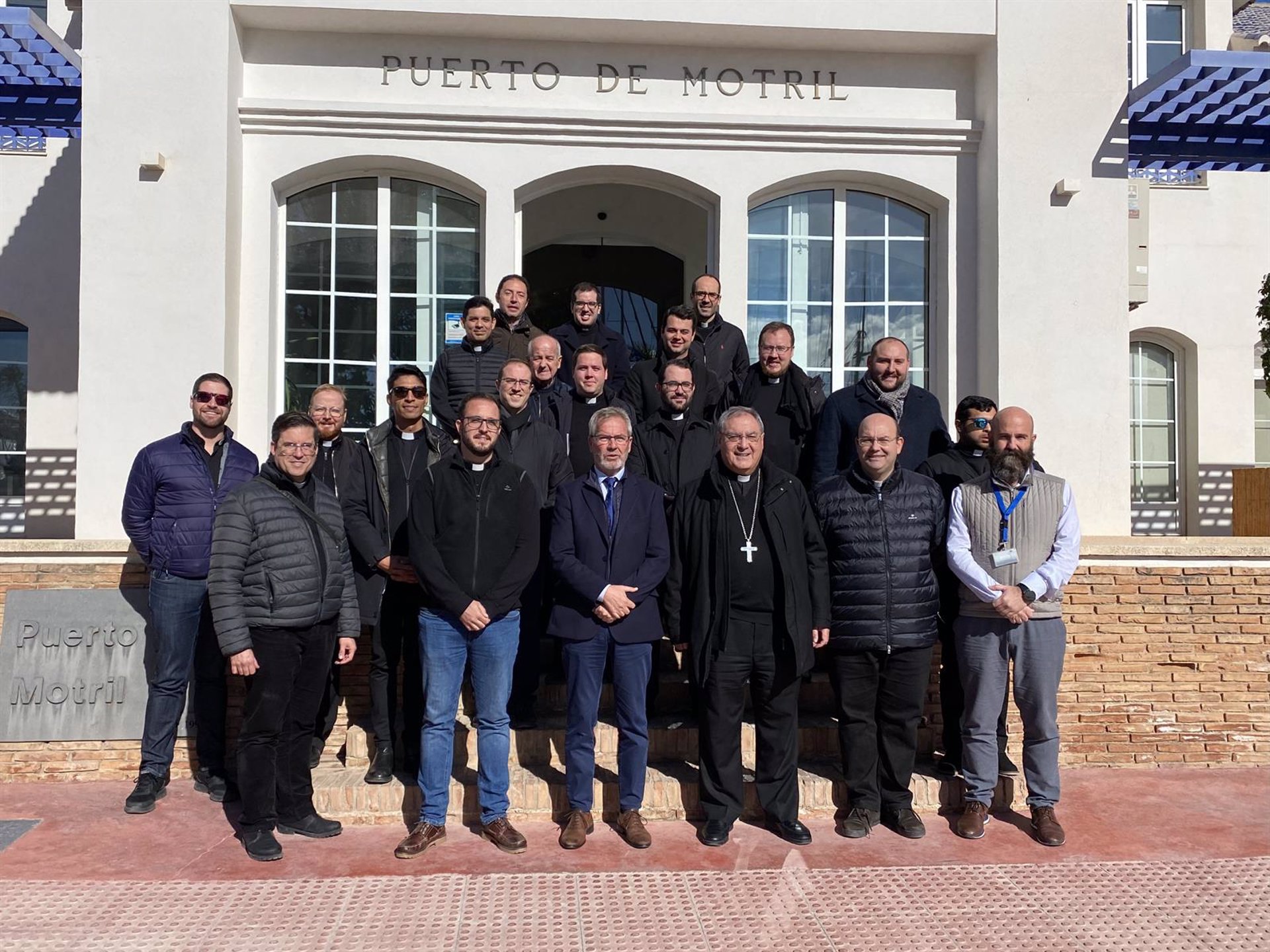 Monseñor Gil Tamayo visita la dársena de Motril para reforzar la colaboración turística