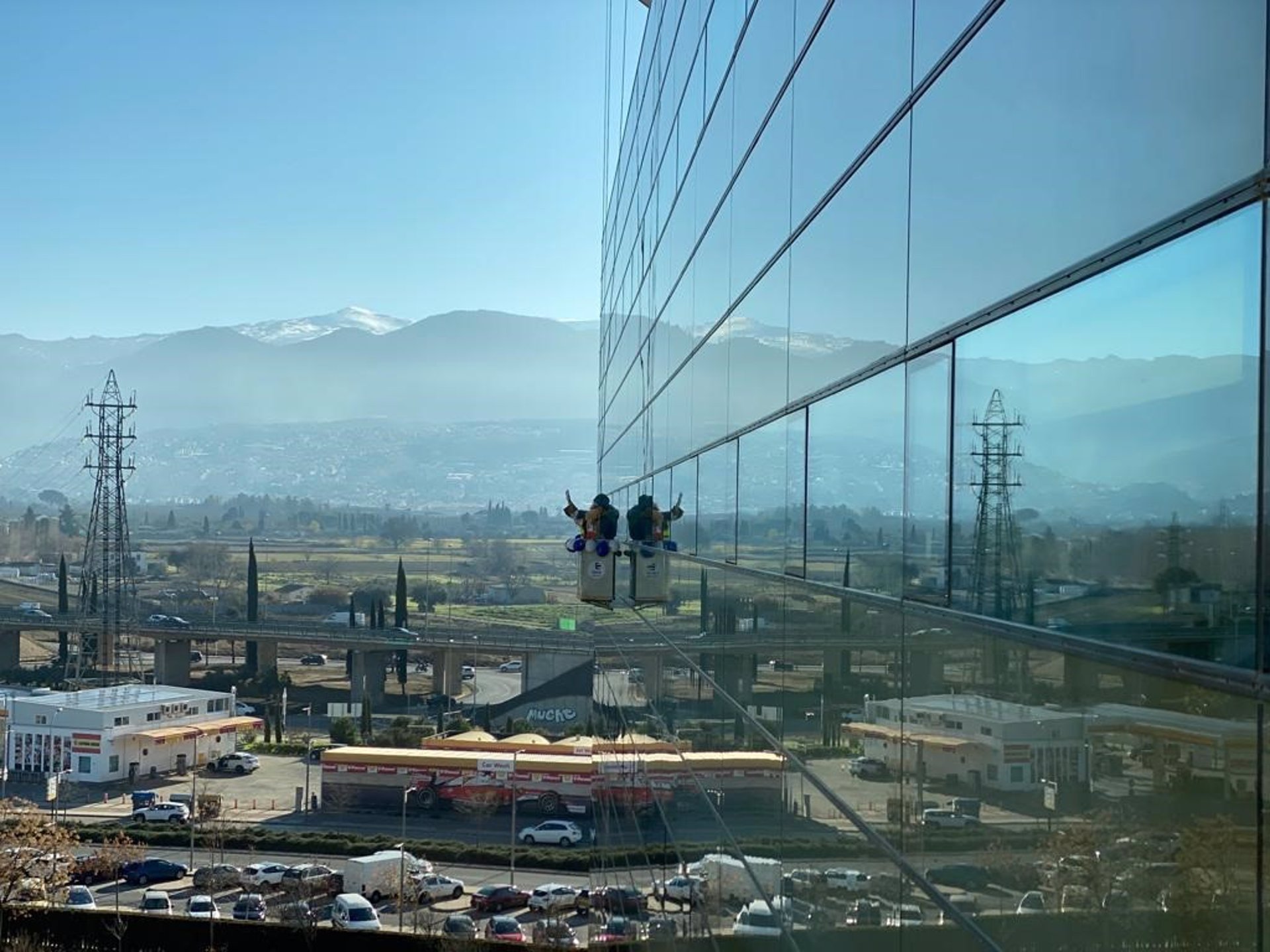 Los Reyes Magos visitan a los menores hospitalizados en el Clínico San Cecilio tras descender por su fachada