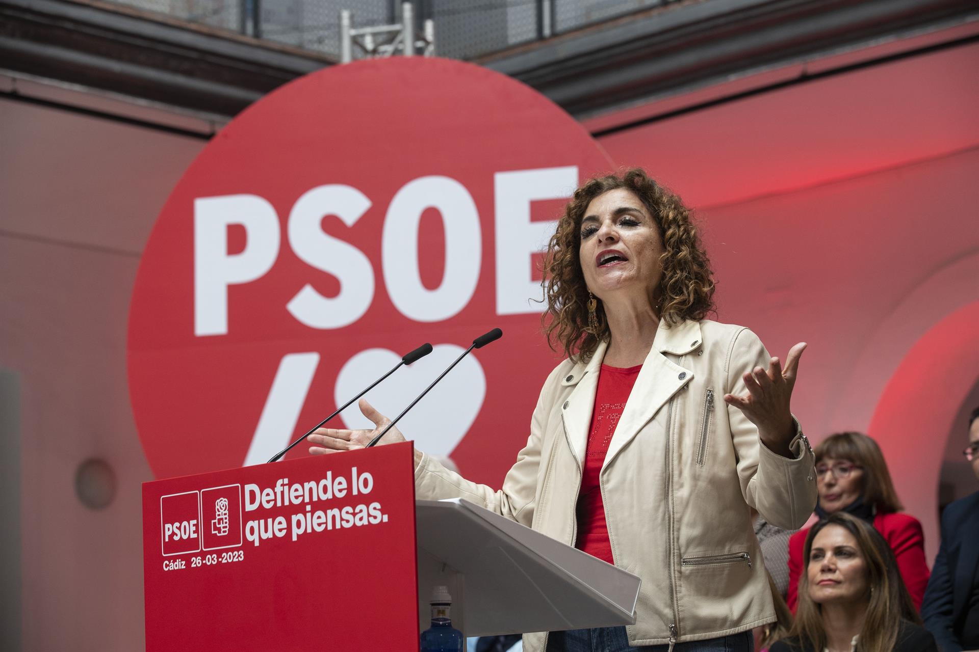 Montero ve a Moreno «empachado» de la mayoría absoluta y exige que retire la orden que «privatiza» la atención primaria