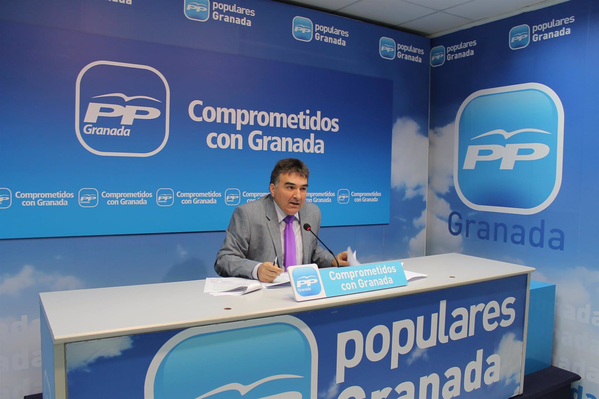 Juan Cobo da al PP la Alcaldía de Santa Fe relevando a la alcaldesa socialista con el apoyo de Vox